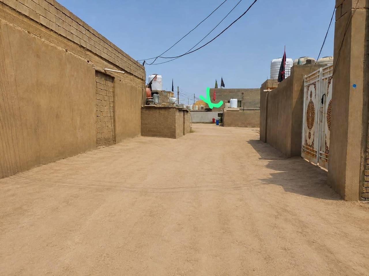 السلام عليكم بيت للبيع مساحه ١٢٥م .طابو سند ٢٥ بناء حديث درجه اولا مطبخ ٢×٣ونص +حمام متر ونص في مترين +غرفه ٦×٤ صاله بدون درج ٥×٤ونص حديقه ١٠×٤م حوش ٣ونص م  حمام +صحيات مزدوج خارجيات السطح متصعدله ابد مجلي ومسلط والمرازيب دفن ومجاريهن كلهن  والحمام والمطبخ  تريد ب السبتتنك او خارجي   ثالث بيت عن الشارع العام مقابل صوره الشهيد البطل الطيار. الجيران الفرع كله بي ٣ابيوت فقط وكلهم ناس اجاويد واهل والله ونهايه الفرع مسدود هدوء وسيارتك تكتك ستوته ب الباب ماكو احد يوصلها..السعر مع الاثاث ٤٥...بدون اثاث ٤٢ واسف ع الاطاله حتى اليجي ميتعب بس يشوف وشكرا للجميع ويارب بيت العافيه الي يصير من نصيبه.بيه نخله وتين ورارنج تقريبا ٦مثمرات اضافه الى ياس وزهور***********
