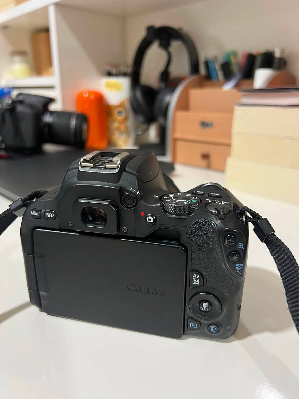 Canon eos 200d
ملحقاتها كاملة سعرها ٤٥٠ قفل تواصل واتساب ***********
