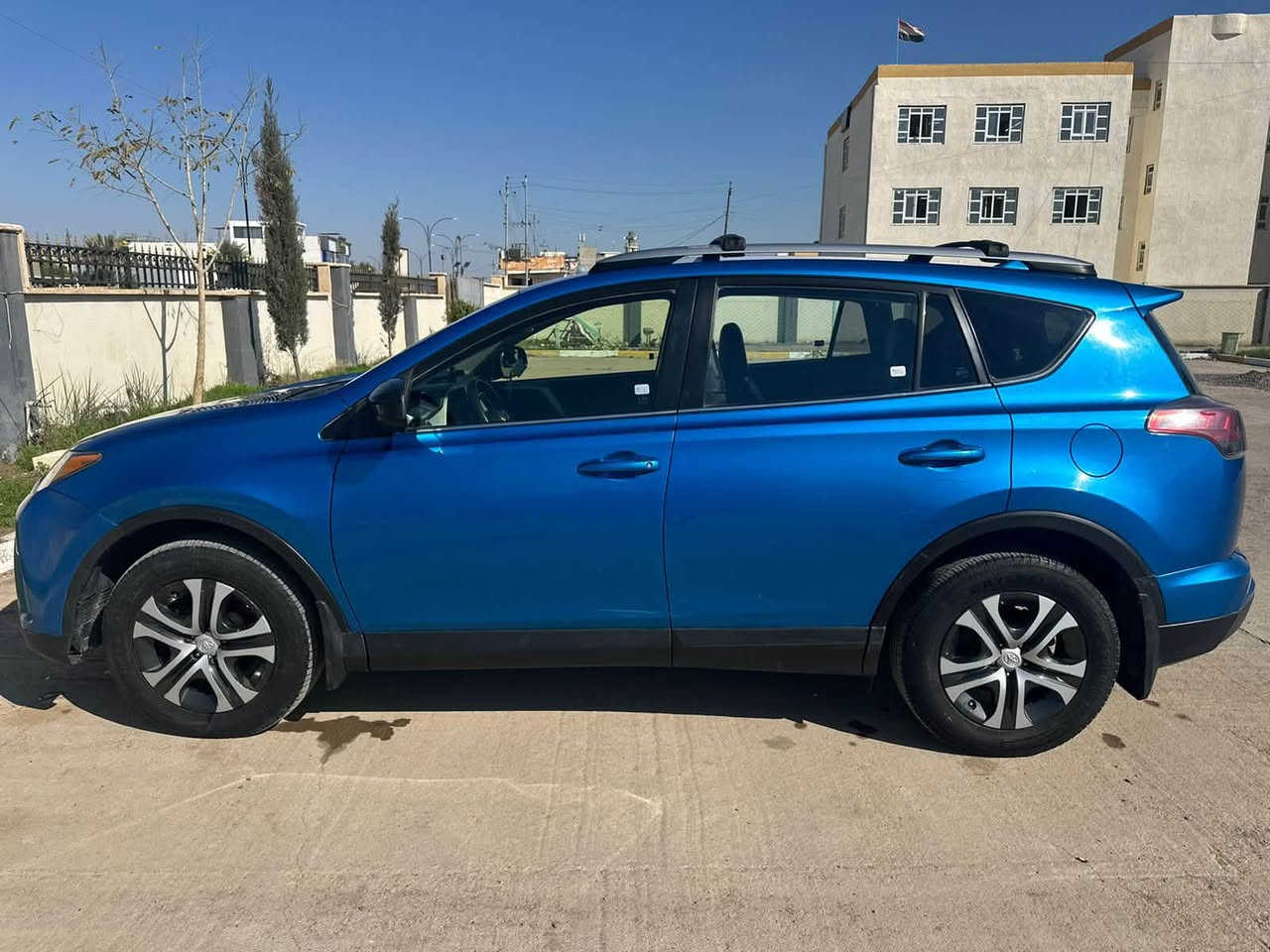 🚘 للبيع – Toyota RAV4 LE موديل 2018 – أمريكي 🇺🇸
📌 المواصفات العامة:
 • الموديل: 2018
 • الفئة: LE
 • الاستيراد: أمريكي
 • العداد: 94,600 ميل
 • رقم السيارة: سليمانية
 • السنوية: باسمي
⚙️ المواصفات الفنية:
 • محرك 2.5 لتر 4 سلندر
🔧 الحالة:
 • السيارة كلين ✔️
 • فقط ضرر خفيف برأس البونيد
 • تعديل على البارد بدون صبغ
 • لا توجد أي قطعة مبدلة
 • شاصي سليم 100%
 • الفحص متاح لأي مكان
- السعر : 144 

📞 للتواصل:
د. علاء يوسف الجبوري 
***********
