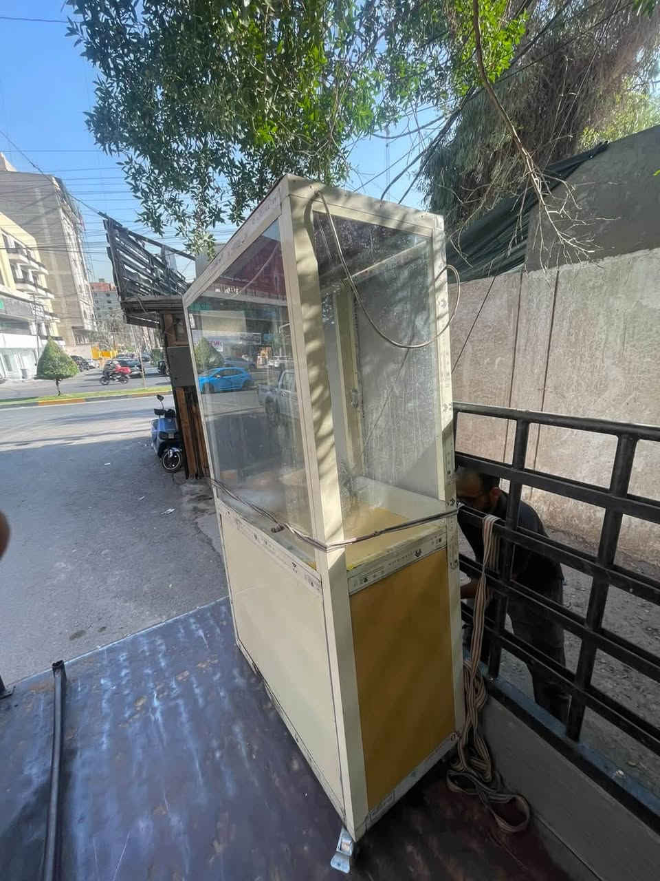 سلام عليكم اخوان
عارضة جبس جام خانة قياس ٩٠ اعتقد ارتفاع ٢ متر فوك بابتين والاسفل مالتها مخزن بابتين 
كهربائيات كاملة شمعات عدد ٣ لد مستعملة نظيفة للبيع السعر ١٠٠ قفل المكان الكرادة 
للاتصال ابو عبدالله ***********
