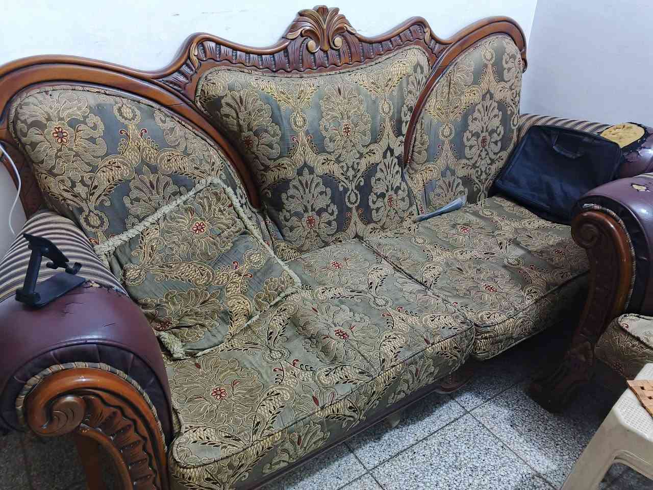 قنفات مصري صاج الباب الاول السعر ٣٠٠ وبي مجال للاستفسار *********** بغداد عدد المقاعد ١٠ يوجد مقعدين فرديين
