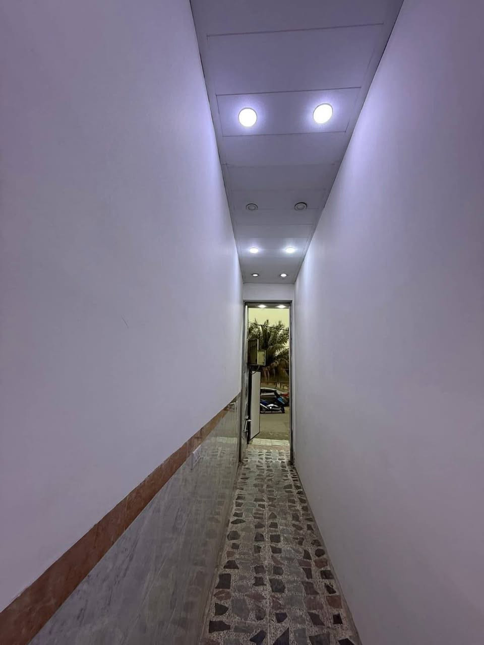 عقار للبيع 
مساحه ١١٠واجهه٥/٥٠م النزال ٢٠م بيت جديد داخل وخارج مرمر يتكون من ٥غرف نوم ومطبخ وصاله و٣ حمامات موقه جيد امام مدرسة ذات النطاقين لايوجد جار مقابله مدرسه وشارع ١٥ م وفي نفس الشارع روضة الاقمار الحكوميه للا تصال متوفر وات 
*********** ابو حيدر
