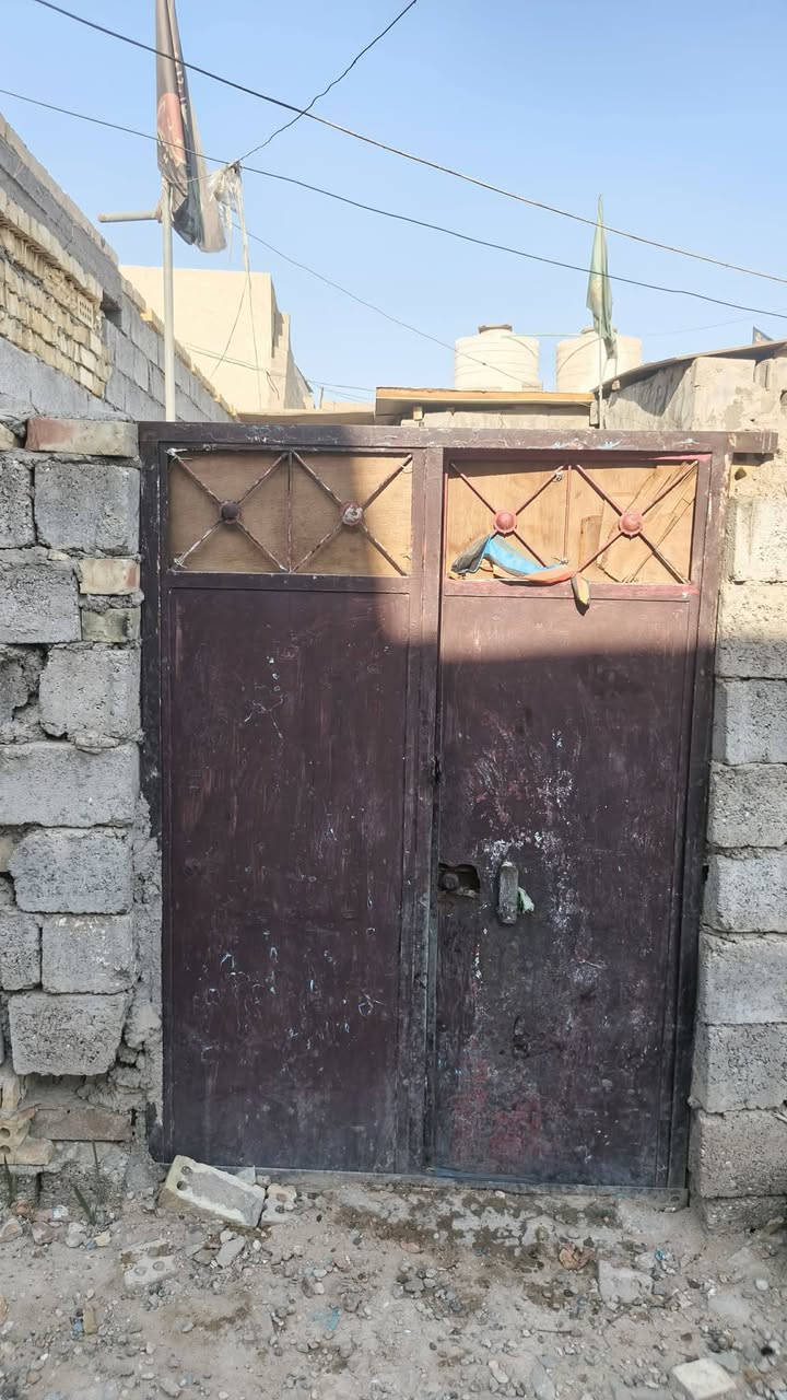 بيت للبيع مساحه 100 متر مكان وره اسواق سوداني مقابيل صورت طيار سعر 14 الاتصال***********
