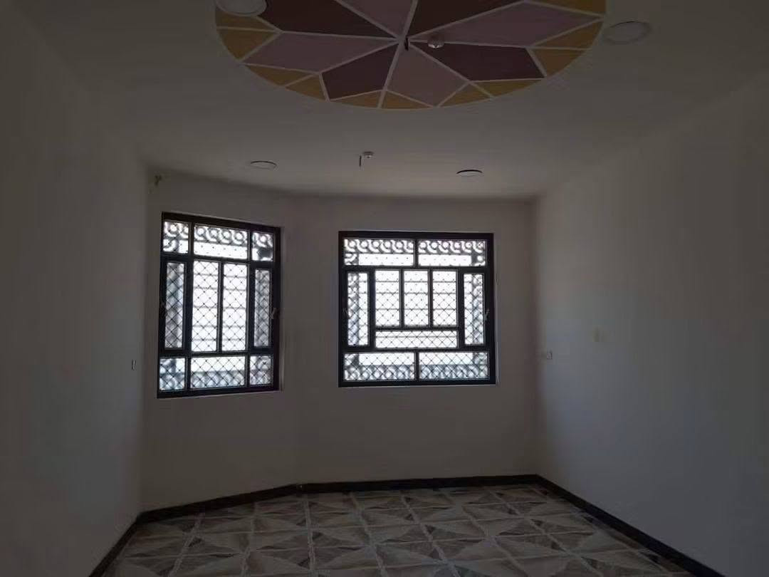 ملاحضه : البيت مابي مشكله او ايشي بس السوك تعبان وماجاب السعر البالي
السلام عليكم بيت للبيع في شارع الضباط في الدور الحديثه الي عله ايدك اليسره مساحت البيت 150 متر البيت طابقين متكون من غرف عدد3 وصاله ومطبخ وحولي وصحيات البيت نضيف كلش وبناء حديث وتبليط وارصفه منطقه مرتبه ومدارس قريبه عل بيت كلش 
لل استفسار الاتصال علئ الارقام

***********
***********
