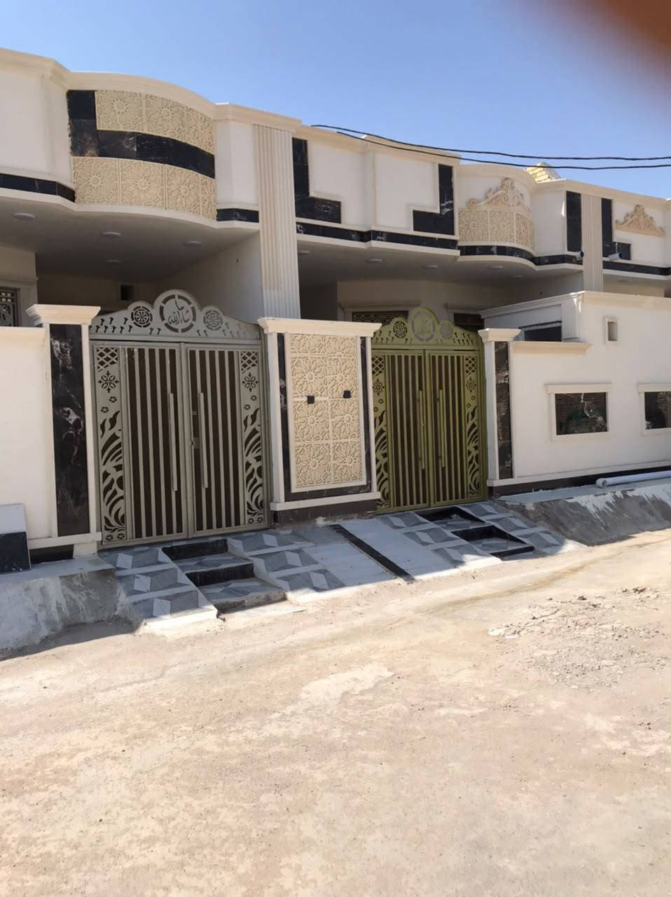 للبيع بيتين صفه مساحة كل واحد 125 الوجة 7ونص النزال20 طابو  25 ملك صرف متكونات من ستقبال وصاله وغرفه نوم مطبخ وحمام داخلي وحمام خارجي غير مسكونات من قبل بناء حديث جاهزات شغل تسكام بس جيب غراظك والعائله الكريمه وسكن ينباعن ثنينهن او واحد خدمات تبليط ماء كهرباء صرف صحي انبيريه قريبه عليهم مدارس  العنوان الماجديه بساتين سيد جميل طريق على السده مال دكتوره تهاني وطرق من جهة سيد جميل موقع كلش حلو منطقه جديده اسعار مناسبه$$$  الستفسار اتصل ***********
