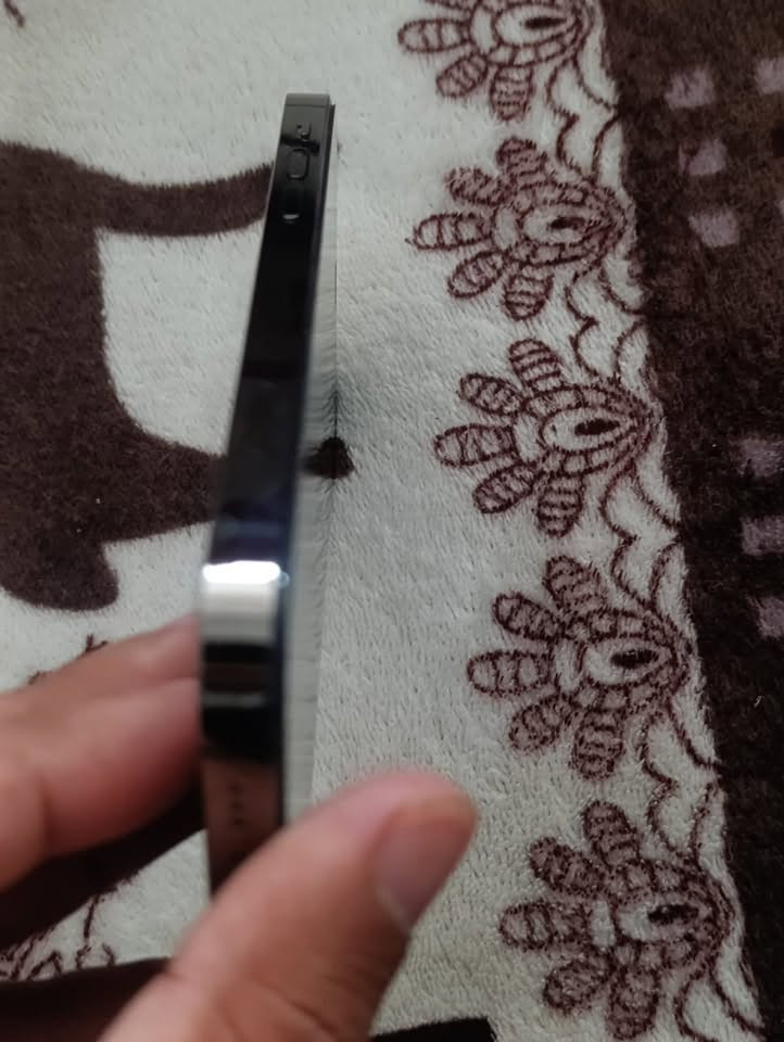 السلام عليكم ايفون 12برو فقط جهاز مكفول كفاله بطاريه 77 ذاكره 128جهاز  نضيف وحلو ولاستفسار خاص أو عل الرقم ***********

نص مكتوب في الصور:
- حول الاسم iPhone إصدار iOS 27.0 اسم الطراز iPhone 12 Pro رقم الطراز MGKG3LL/A الرقم التسلسلي DNPFPAZL0D80 انتهت صلاحية التغطية سجل تاريخ القطع والخدمة الأغاني الفيديوهات ٣٣٧ الصور ٧٥٦ التطبيقات ٤١