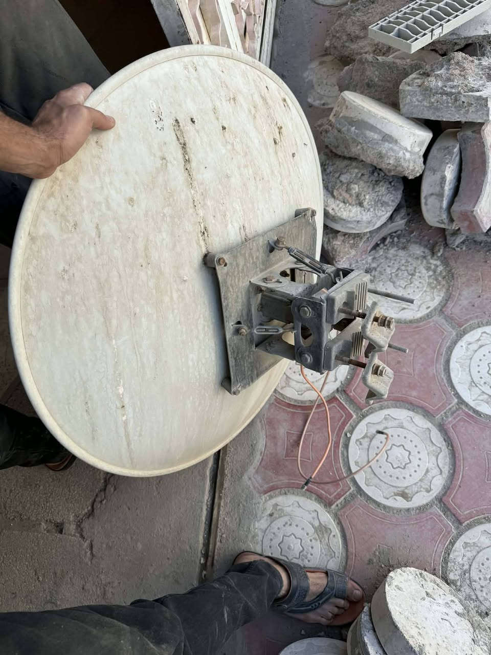 📢 برج إنترنت متكامل للبيع (جاهز للعمل)
السلام عليكم شباب،
متوفر برج إنترنت متكامل بكافة معداته للبيع. البرج نظيف وجاهز للتشغيل مباشرة، والتفاصيل كالتالي:
📐 هيكل البرج:
الارتفاع: 18 متر.
📡 الأجهزة والمعدات الملحقة:
أجهزة ماكروتيك ٩١٢ (MikroTik): عدد (8) 912
اجهزة روكت xm (ubnt): عدد (٣)
دش (Dish): قياس 32 و دش 30ودش انتي نويز 26
لنك اير فايبر كيكا بيم ١٦٠٠ ميغا حجم البيانات
سكترات (Sectors): عدد (6) ubnt  عدد(5)و واحد دعسوقة مايكروتك (١).
⚡ منظومة الطاقة والملحقات:
عاكسة DC لتأمين الطاقة المستمرة للأجهزةعدد (٢).
باتري (بطارية) لتشغيل المنظومة أثناء انقطاع الكهرباء عدد (٢).
شخاطات ادبتر poe :عدد (10)
انجكترات واحد كيكا :عدد(6)
شاحنات انجكترات بورسبلاي: عدد(5)

هب سويتش تي بي لينك ٢٤ بورت كلهن واحد كيكا (TP-Link Switch) لتوزيع الخطوط.
💡 ملاحظة: الأجهزة شغالة ونظيفة جداً وبحالة ممتازة.
مكاني ديالى / الخالص
 *********** واتساب
