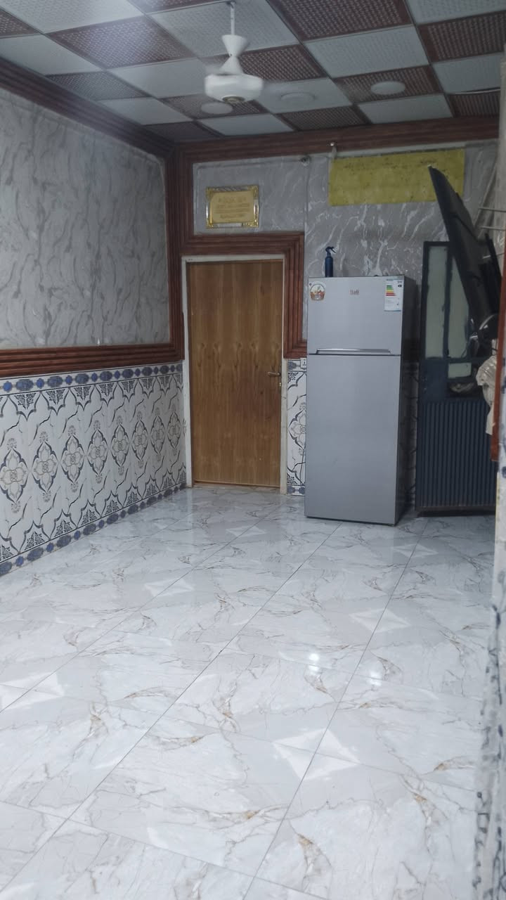 للبيع مساحه 110م وفوك مسجل بلبلديه ومرقم مشمول بلتطويب وبقرار 320يتگون من غرفتين وصاله واستقبال ومطبخ وصحيات داخله وخارجيه ومكشوفه وطارمه وبيتونه ودرج مع تشاريف وفوك مغزن ارضيه بورسلين الجدار سيراميك سقوف ثانويه البيت ديكور 
بناء ابلوك سكف عكاده شيلمان السطح مطبك فرشي العنوان شارع المطار الجديد لشارع المجاور أسواق فدك قريب علشارع السعر 36بي مجال للستفسار اتصل ***********
