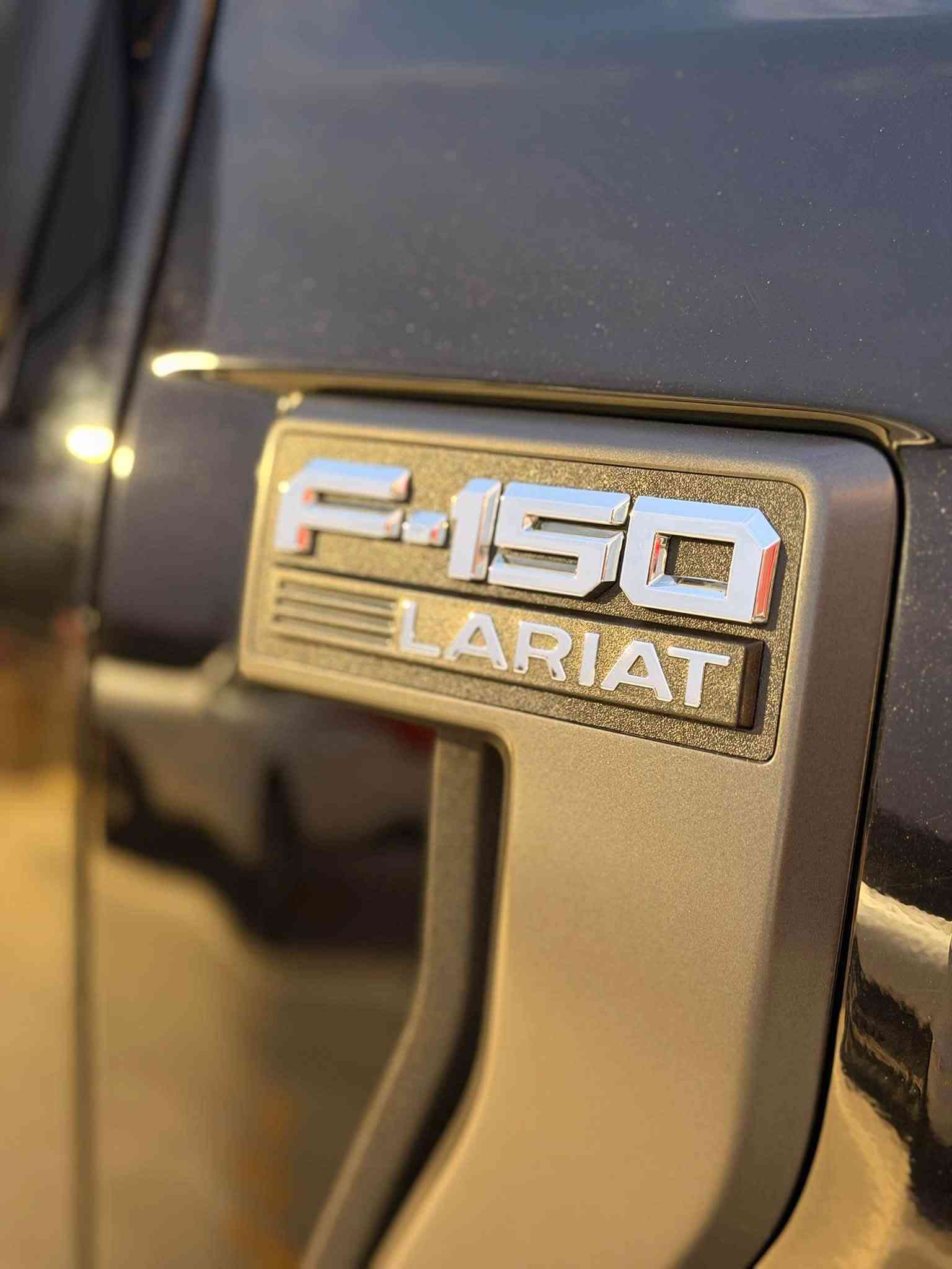 فــــورد F150 لاریـــات و هـــایبرید / استيراد خاص VIP
موديل / ٢٠٢٣ - بودي طويل
ماشية / ٤٥ مايل فقط 
ســـعر / ٣٧٥ 💲 
لـــون / اســـود + مغلف ppf البجم 
🔹 مكينة / ⚡️ Hybrid +  3.5 Twin Turbo
🔷 مـــواصـــفــات / بــانــوراما - هــایبــرد - شــــاشـــة ذكية كبيرة - شــاشـــة عداد اليكتروني - حـــســاسات امامي و خلفي و جانبي - داخل افخم نوعية جلد لونين - تايرات و ويل حجم بلادي عملاق - انارات اضافية داخل بودي و جوانب سيارة - شاشة عربية - دواســـات کــهربائــیـــة - رادارات امامي و خلفي - سماعات بالكشن و سقف - بانوراما كبيرة - منافذ كهرباء ٣٠ امبير - تشغيل عن بعد - مكينة ٣,٥ توين تيربو هايبريد - مضلل بالكامل - لايتات عدسة و زينون متحركة - هواية مواصفات اخرى ……. الخ 
 🔹الضرر و رقم شاصي / 1FTFW1ED0PFB45556
الحادث / تبديل بابين باادي نفس اللون + pdr شبر بالبودي + تصليح سيارة من دبي كلها بيدي و اني كصيت سيارة من امريكا . 
رقم / اربيل + موافقة تضليل 
موبايل 📲 :  ***********
موبايل 📲: ***********
