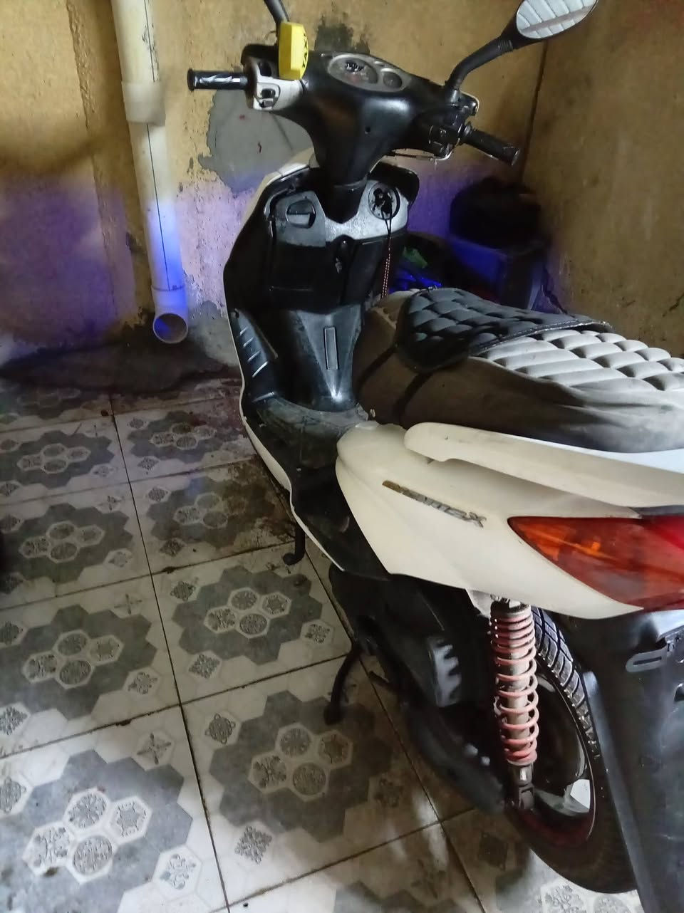 سلام عليكم سكنس للبيع نثيه الدراجه حلوه لايت زنون دبل اشاير ابو اصوت انبي ثري نكره سلف هندر الدراجه خير من الله نضافه كفرات 80 /100 اسعر 350 وبيها مجال حك اجيه مكاني بغداد الغزاليه رقمي لتواصل وبي وتساب ***********
