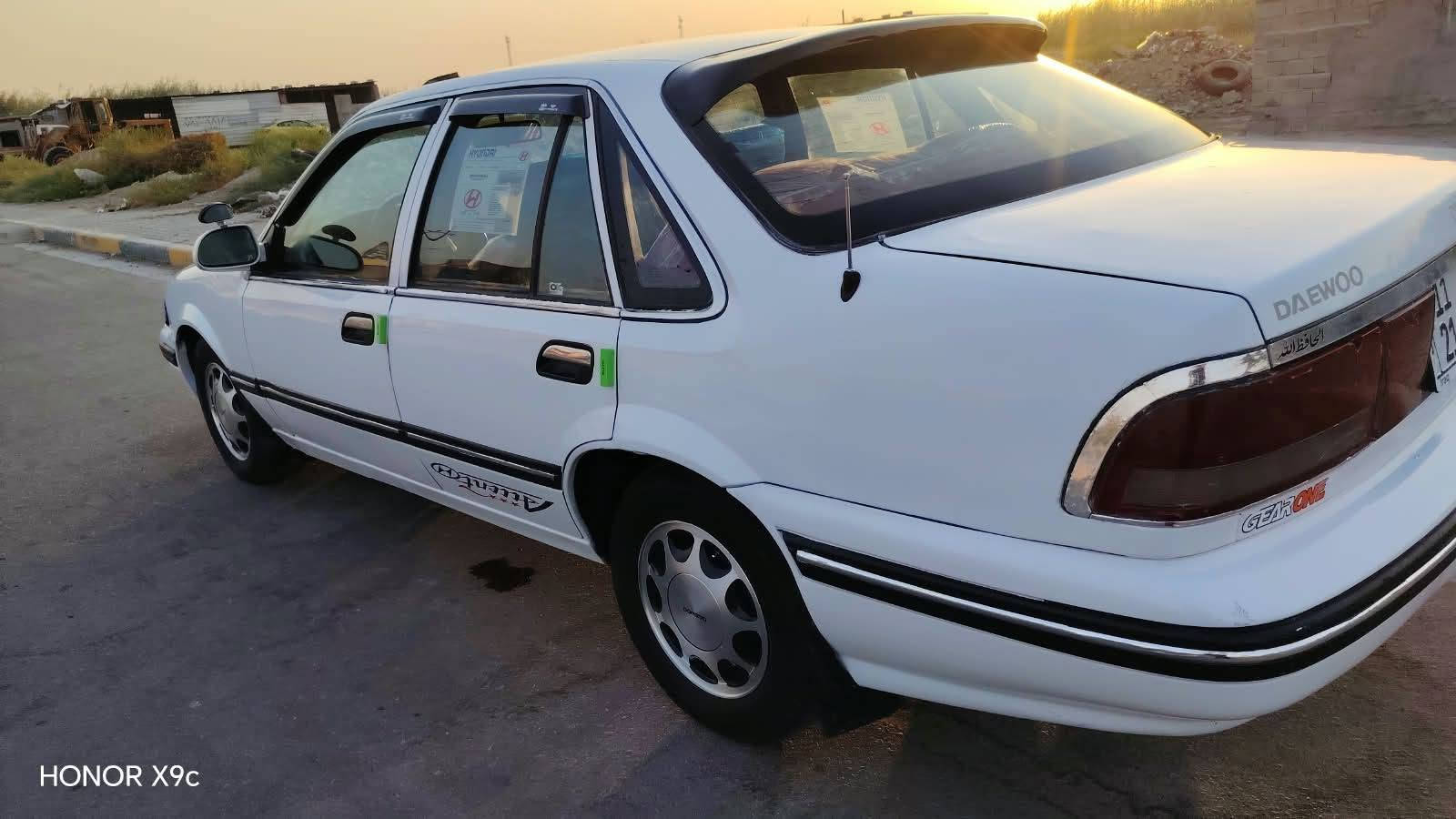 السلام وعليكم
دايو برنس موديل1995
الون ابيض ..... 
رقم بغداد بسمي الدولي . مشروع
سنويه لل 31وطني  ... تحويل ثاني يوم
تبريد شغال ثلج🥶🥶
تدفئه شغاله نار
كير عادي ٠٠٠  
محرك مفتوح .....
كير ومحرك حاويه جدد مكفولات
ماشالله بيه نعومه فول  
ويل كب مجلي لونين 
تخم تاير....... باتري جديد
كهربائيات كله شغاله .... 
مشط ستيرن باور سلف داينمو راديتر كله جديد 
شرط لاضربه ولا طخه ولا كص ولا خياس فقط صبغ  بالفرن تعمير درجة اولى
صدر خلفي أمامي جديد 
غرفتها جديده ...دواخلها جدد بطاين جدد كشنات جدد دشبول جديد 
سنترلك شغال 
اسف عل اطاله الشراي يتصل
الهاتف *********** 
مكان سيارة بغداد
السعر 38
اتصل ع الرقم فقط

نص مكتوب في الصور:
- HONOR X9c
