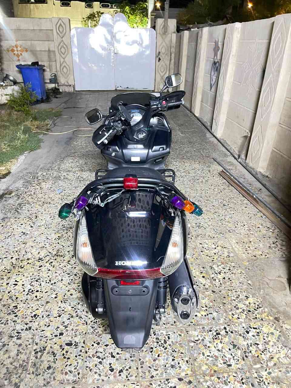 سلام عليكم شباب سلفر ونج بوليسي  
دراجه جديده ونضيفه ومكفوله كفاله عامه دراجه
مكينه 400cc
ماشيه28الف حقيقي. 
السعر 26 ورقه وبيها مجال بسيط حك الجيه 
مكاني بغداد حي او(***********)
