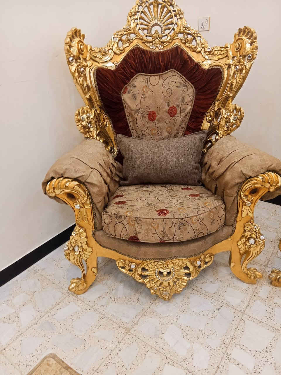 تخمزان مصري 10 مقعد النظافه 100% زائد طبله كبيره واثنين جانبيات زائد ميز طعام 8 كرسي تواصل على هذا الرقم واتساب اتصال. ***********
