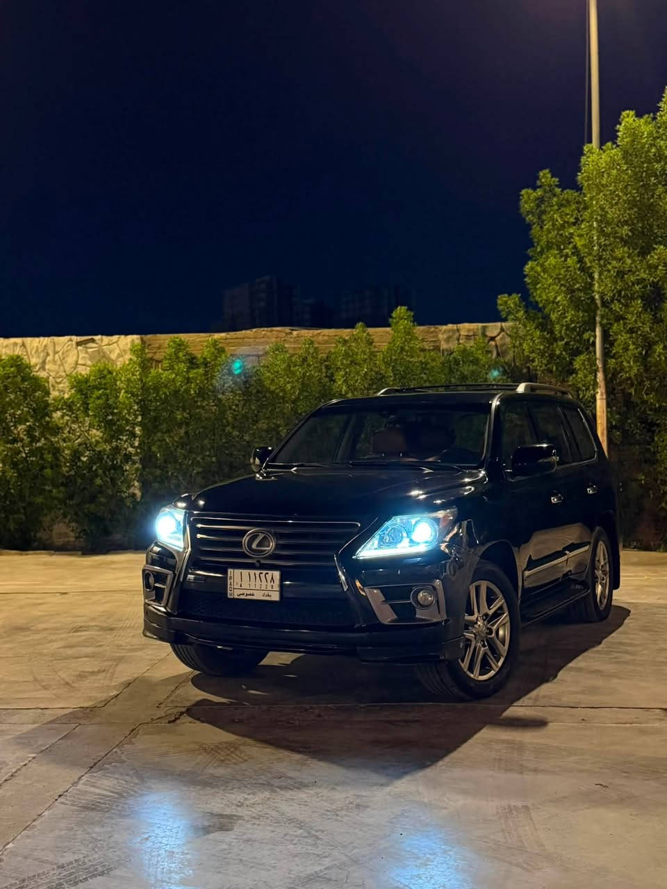 السلام عليكم لكزس LX570 مديل 2013 SPORT
ماشية 170KM الف لون اسود داخل مشمشي 
كشنات جلد تدفئة تبريد 
تبريد 3 قطع 
4 كامرات 
3 شاشات 
جكات 
مكينة 8 سلندر مواصفات الكزس معروفة كلها 
السيارة بدون صبغ بيها بارد بس 
مكانها بغداد السيدية 
***********
