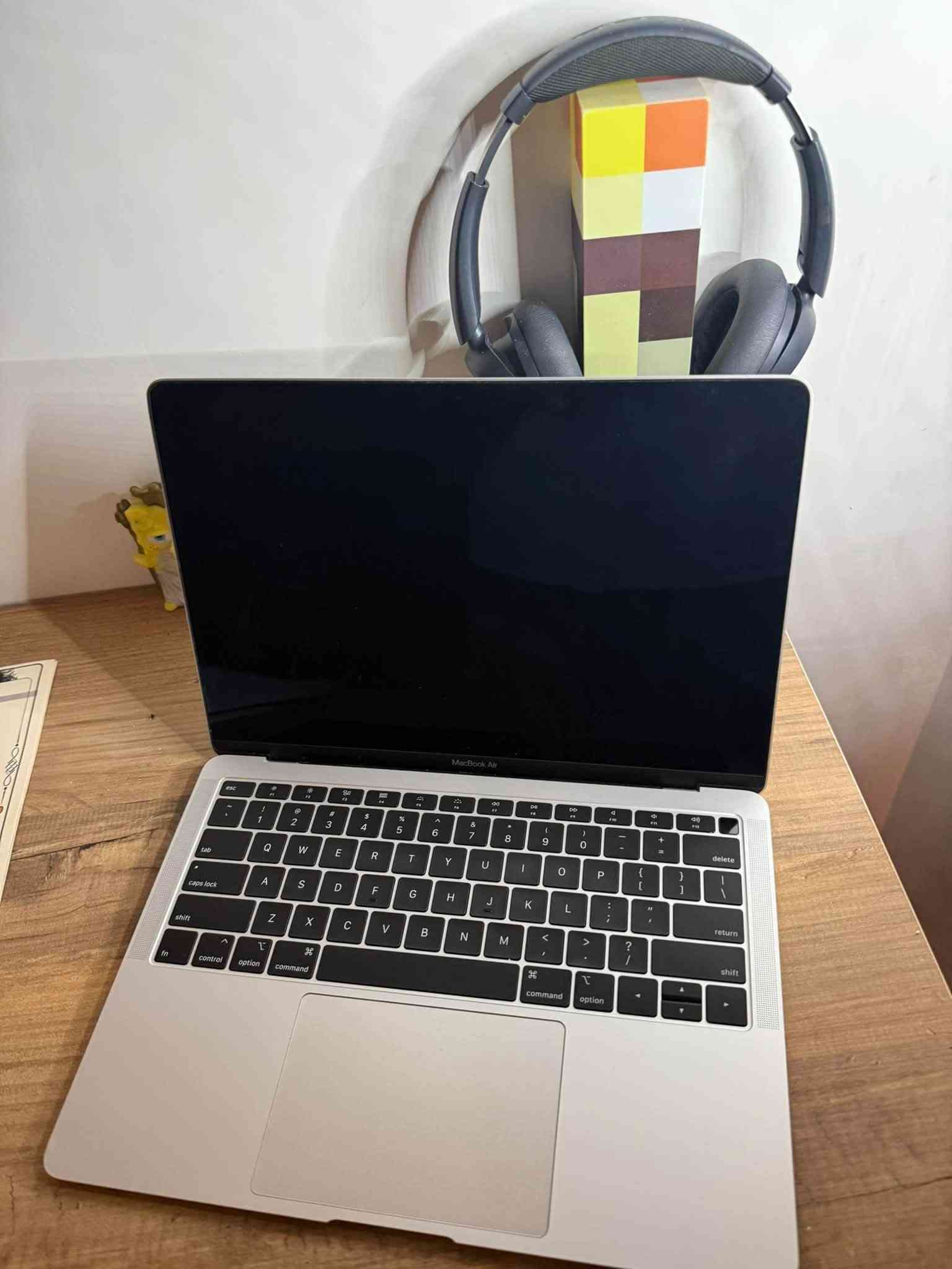 سلام عليكم
ماك بوك اير 2019 للبيع الابتوب نضيف حيل ما داخل صيانه ذاكره 128 الرام 8 المعالج intel core i5 السعر 450 وبيها مجال المكان بغداد الدوره 
الرقم ***********

نص مكتوب في الصور:
- معلومات النظام ملف تعديل نافذة مساعدة
- MacBook Air
- بحث
- Apple ID
- امتلات مساحة تخزين iCloud
- يوجد تحديث للبرامج
- Wi-Fi
- Bluetooth
- الشبكة
- VPN
- الإشعارات
- الصوت
- التركيز
- مدة استخدام الجهاز
- عام
- المظهر
- تسهيلات الاستخدام
- معلومات النظام:
- معلومات البطارية:
- معلومات الطراز:
- الرقم المسلسل:
- الشركة المصنعة:
- اسم الجهاز:
- Pack Lot Code:
- PCB Lot Code:
- إصدار البرنامج الثابت:
- التحقق من الجهاز:
- التحقق من الحالة:
- معلومات الشحن:
- شحن البطارية أدنى من مستوى التحذير:
- تم الشحن كليًا:
- الشحن:
- السعة القصوى للشحن (مللي أمبير/ساعة):
- حالة الشحن (٪):
- معلومات السلامة:
- عدد الدورات:
- الحالة:
- إمدادات طاقة النظام:
- تيار كهربي متردد:
- مؤقت إسبات النظام (بالدقائق):
- مؤقت إسبات الفرص (بالدقائق):
- مؤقت إسبات شاشة العرض (بالدقائق):
- التنبيه عند Change AC:
- التنبيه عند Clamshell Open:
- التنبيه على LAN:
- تثبيت شاشة العرض عند الإسبات:
- Hibernate Mode:
- نمط الطاقة المنخفضة:
- منح "تسهيل الوصول إلى الشبكة" الأولية على "إسبَات":
- طاقة البطارية:
- مؤقت إسبات القرص (بالدقائق):
- مكونات الكمبيوتر
- ATA
- FireWire
- NVMExpress
- PCI
- SAS
- SATA
- SPI
- USB
- التخزين
- التشخيصات
- الذاكرة
- الطابعات
- طاقة
- الكاميرا
- إنشاء الفرص
- إيثرنت
- تحديثUSB4
- رسومات / شاشات عرض
- قارئ البطاقات
- قناة الألياف
- واجهة SCSI العوازية
- وحدة التحكم
- Apple Pay
- شبكة
- WWAN
- المواقع
- جدار الحماية
- وحدات التخزين
- البرامج
- SmartCards
- البرامج القديمة
- التطبيقات
- الخطوط
- MacBook Air | إيمن | مكونات الكمبيوتر ، الطاقة
- اتفاقية ترخيص البرنامج - شهادة التنظيم
- توافق ®ENERGY STAR - اتفاقية الترخيص
- © 1983-2026 Apple Inc.,