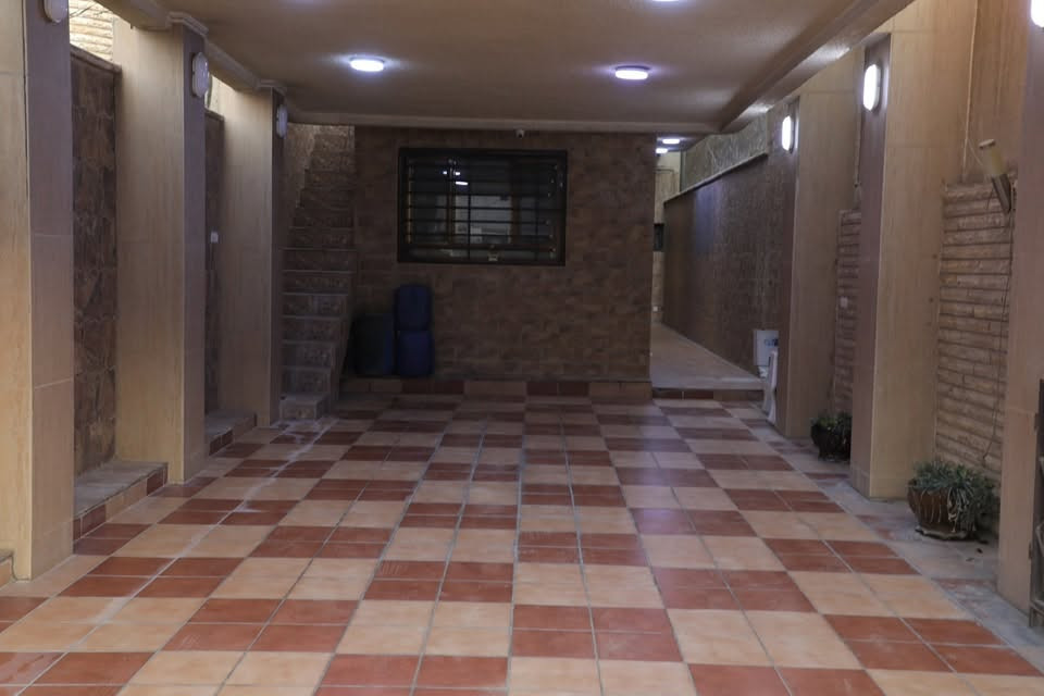 السلام عليكم
دار 🏠 للإيجار في منطقة الكرادة قرب ساحة الواثق يحتوي الدار على ثلاث غرف وصالة وصالة ضيوف معزولة مع خدماتها مع 4 حمامات ويحتوي على درج خارجي للضيوف ويحتوي على سبالت في كل غرفة وكراج يتسع سيارتين الدار جاهز من كلشي يصلح ان يكون سكني او شركة او مكاتب 

السعر 3،500$

للتواصل على الرقم

***********
