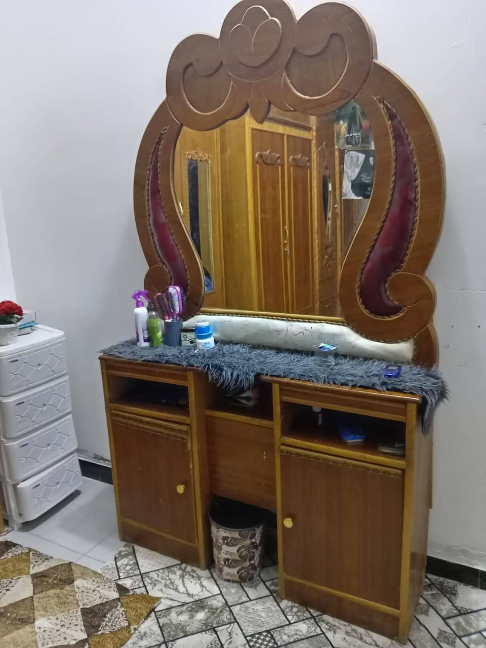 غرفة للبيع خشب عراقي ثكيل السعر ٥٠٠ ع طريق الدغارة واتساب ***********
