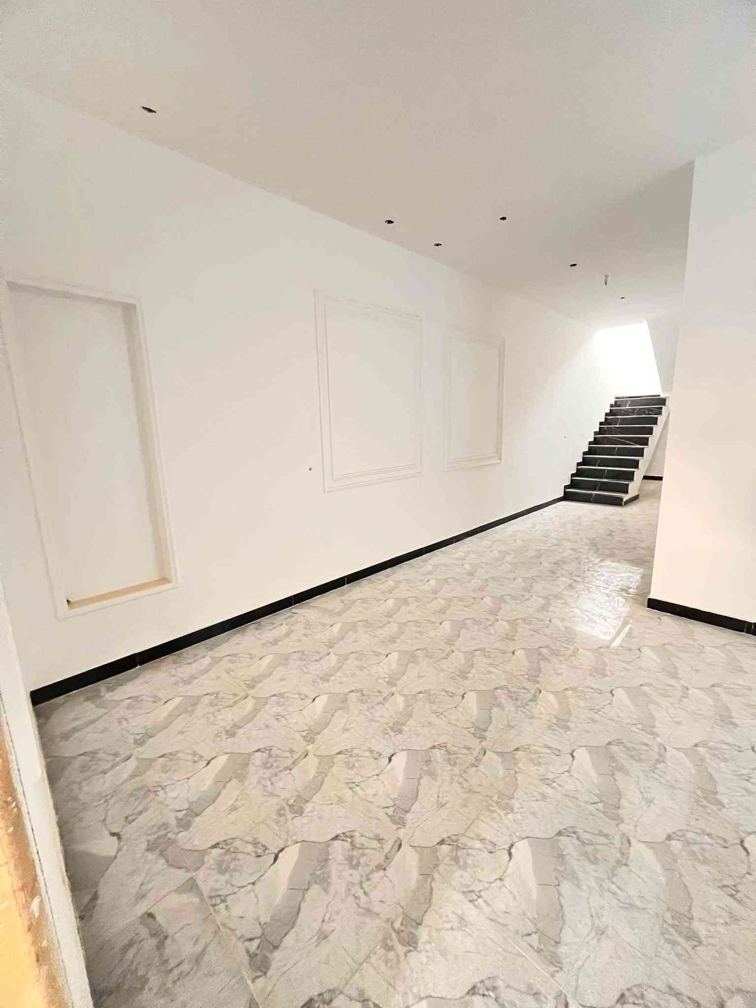 أكيد، هذه صياغة أقوى ومناسبة لإعلان فيسبوك:
🏡 بيت للبيع – فرصة مميزة

📍 الموقع: بداية الموظفين
📐 المساحة: 185 متر
🏠 جديد بالكامل – بناء 2026
🧱 بناء طابوك وتنفيذ ممتاز

✨ يتكون من:
• غرفتي نوم
• استقبال
• صالة
• مطبخ
• كراج سيارة
• حديقة
• طابق واحد بتوزيع عملي ومريح

⭐ بيت جديد، مرتب، وتشطيب ممتاز وجاهز للسكن

📞 للاستفسار ومعرفة السعر:
زيارة مكتب الخالدي للعقار – بداية الموظفين
📍 مجاور المدرسة الأهلية
📱 ***********
