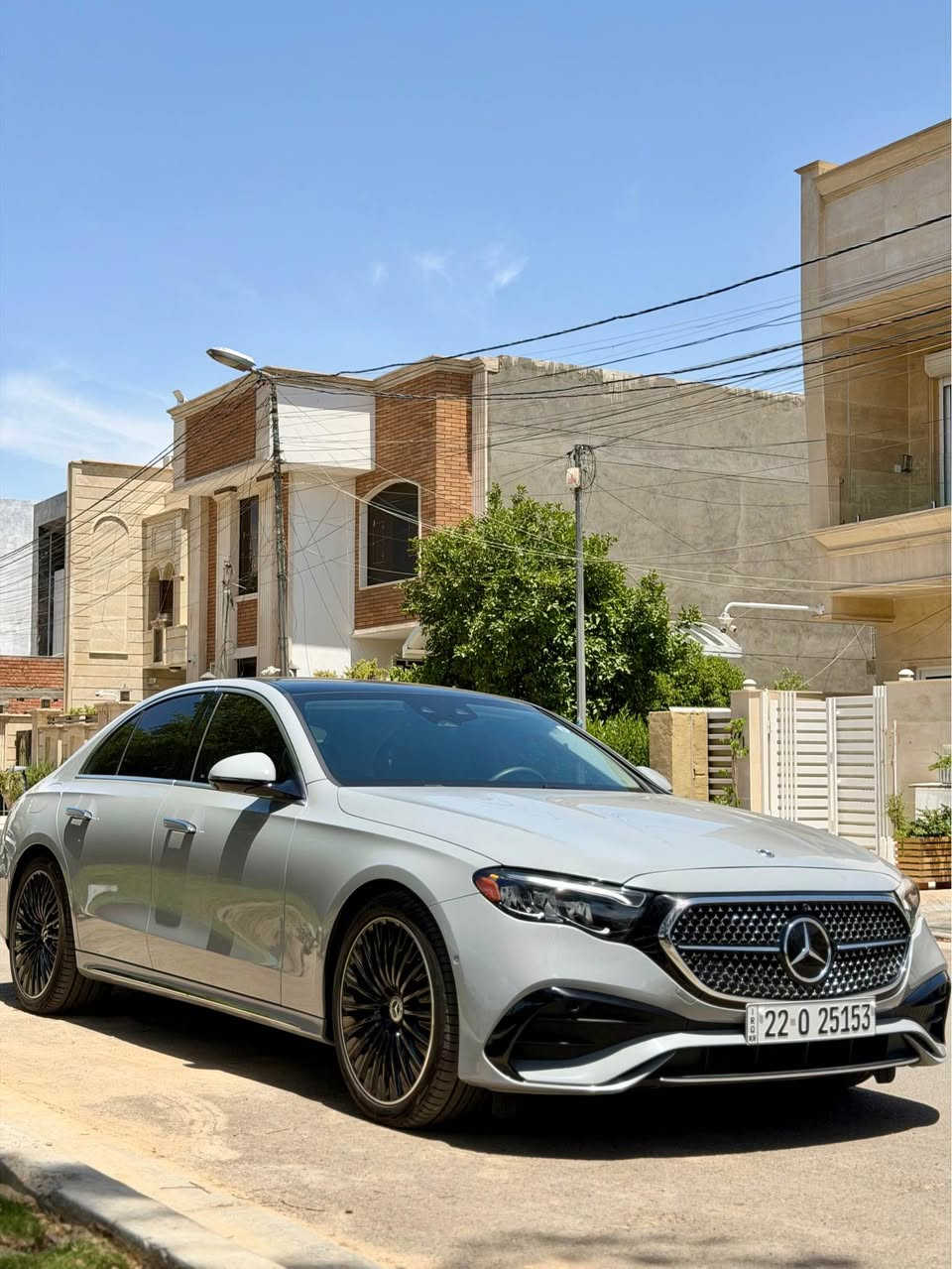 مارسدس e350 2025 فول مواصفات 
الون سمنتي 
حادث السيارة كلش خفيف فقط اصبعين من حافة البنيد بدون ايرباك بدون اي شي مصلح على كدة 
السيارة اعلى مواصفات 
بانوراما 
5 كامرات و كامرة للداخل 
Amg بلادي
لايت ذكي 
رادارات فول امامي و خلفي و جانبي 
3 شاشات ليكدام للسايق و وسطية و للصدر 
مقاعد كهرباء فول 
السيارة مضللة و وياها كتاب مال تضليل صالة يومين من سويتة  80 بالمية 
قيادة ذاتية 
صندوك كهرباء و شفط 
اوتو بارك تطبك من وحدهة 
اليدان مال بوب شفط 
ماشية 2000 فقط زيرو السيارة 
رقم اربيل باسمي 
السيارة اعلى مواصفات بالمارسدس
مكان السيارة بغداد 
السعر 61 الف دولار 
للاستفسار *********** بغداد, العراق
