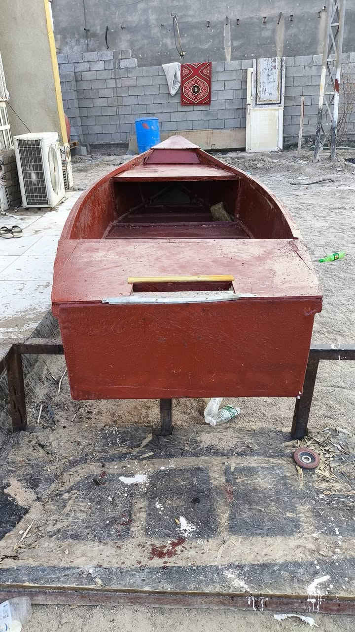 للبيع بلم طول 3 متر و70 ، العرض 118 ، تصير عليه مكينه ام 8 أو 5 ،، سعر 350 قفل مكان البصرة قضاء الدير ***********
