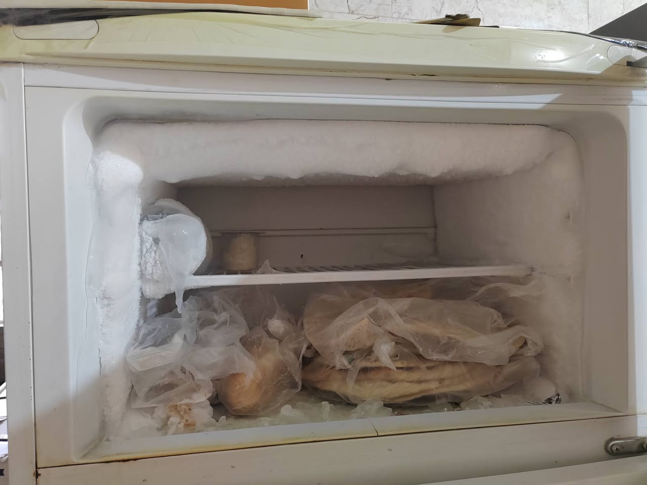 ثلاجة كبيرة للبيع
الفريز شغال بارد ثلج 
الثلاجة برودة ضعيفة جدا 
السعر 75 الف
***********
