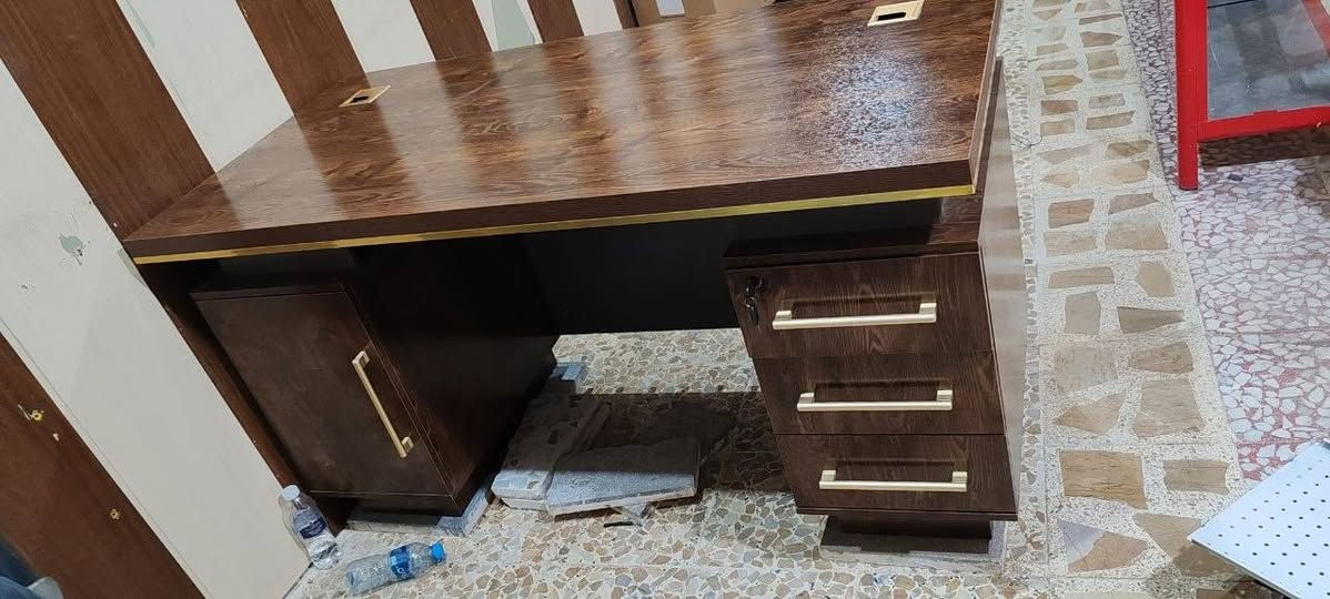 ميز مكتبي استخدام قليل جدا عرض متر و40
سعر 130 
***********
