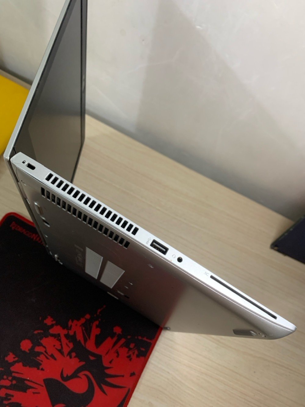 سلام عليكم عندي لابتوب HP ProBook 640 G5
فئة U
Core i5 intel
8th 
8Ram
Hard 256 ssd
كارت الشاشة داخلي 4 
حجم 14 لون فضي لابتوب نضيفة كلش فقط بيها ضربه جانبيه خفيفه كلش