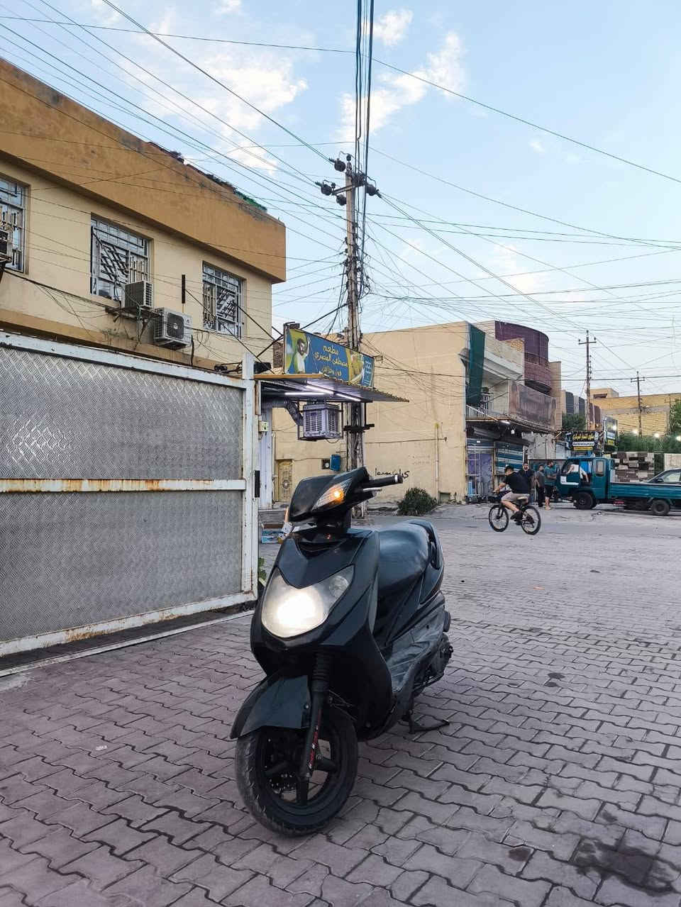 السلام عليكم سكنس فحل كابريتر للبيع دراجة نضيفة مال بيت شلعة خير من الله ما ناقصها شي الدراجة بيها كاملة من كلشي كهربائيات زوج تايرات جديد عيون حمر وبيها ملاحضات بسيطة السعر 625 وبيها مجال للطيبين مكانها الشعب حي التجار تواصل *********** واتساب فقط
