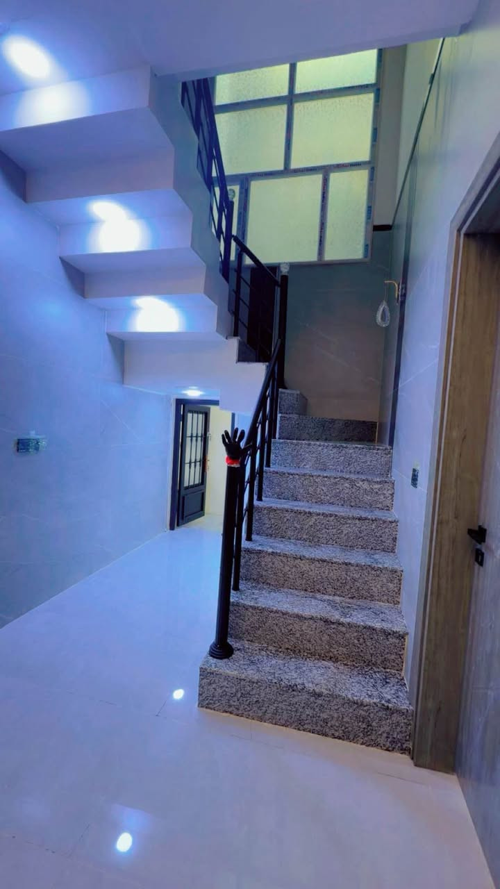 دار للبيع في حي الملايين الاولى قرب جامع الصواف 
المساحه البيت 165متر طابقين بناء حديث زيرو ستلام فوري
جنس الارض وصل جمعيه حمورابي 
لمعرفة سعر علق بكلمه تم
الأستفسار ***********
واتساب *********** موصل, نينوى
