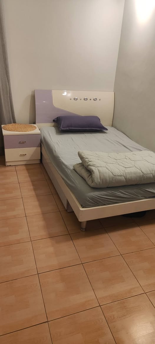 سرير نفر ونص 120*200
يحتوي على مجارير عدد 2 مع كومدي ودوشك اسفنج الاثاث في حالة ممتازة 
بغداد حي القاهرة 
***********
