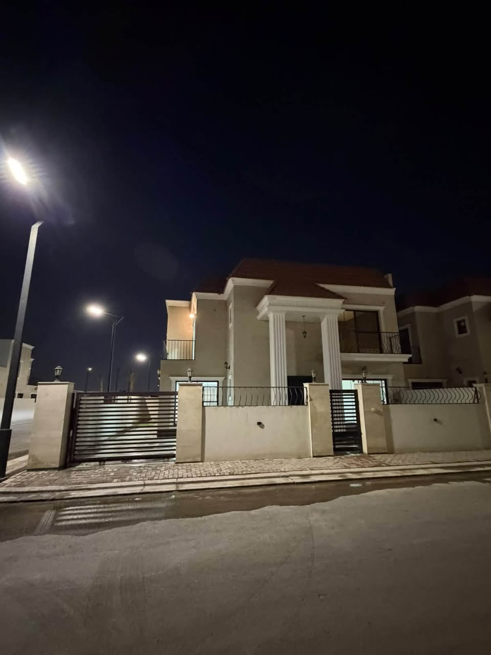 بيت للبيع | مجمع أسد بابل – زون A

✨ بيت ركن بمواصفات مميزة… جاهز للسكن من أول يوم!

📐 المساحة: 270 م²
📍 الموقع: زون A | بيت ركن
🔑 جاهز للسكن بالكامل – بدون أي نقص

هذا البيت مو مجرد بيت… تفاصيله كلها متغيرة ومصممة بعناية، من التشطيبات إلى أنظمة الماء والحدائق.

✨ أبرز التفاصيل:
• 🛏️ 5 غرف نوم
• 🛋️ صالة + هول
• 🍳 مطبخ حار وبارد مجهز بالأجهزة الكهربائية
• 🚿 4 حمامات مودرن متغيرة بالكامل
• 🧺 غرفة لوندري بتصميم يوناني
• 🚗 كراج
• 🌿 حدائق محيطة بالبيت من 3 جهات
• ❄️ سبلت
• 🛏️ سرير ماستر تفصيل خاص

👑 غرفة الماستر:
سقوف ثانوية + ديكورات مميزة + تصميم فندقي، مع Dressing Room كبير جداً.

🍽️ المطبخ:
كاونتر يوناني بطابقين، مع تجهيز كامل بالأجهزة الكهربائية.

💧 منظومة الماء:
• تبديل المجاري والبواري بالكامل
• سخانان كبار
• تانكيان
• بوسترات قوية
✨ منظومة ماء مجهزة بمستوى قريب من تجهيزات الفنادق.

🌿 الحديقة:
مقصوصة ومرتبة ومكبّرة وجاهزة للاستعمال.

🏠 التشطيبات:
البيت مجلي من الداخل والخارج، والعمل كله شغل خاص ومرتب، وليس تشطيب شركة.

🧹 البيت نظيف ومرتب بالكامل، والجاهز للشراء يقدر يدخل ويجيب أغراضه مباشرة بدون الحاجة إلى أعمال إضافية.

📩 للمهتمين بالتفاصيل والمعاينة، التواصل على الخاص.
‏‪***********
