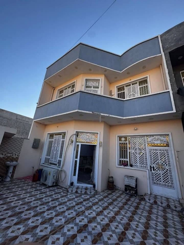 السلام عليكم 
بيت للبيع 
طابو سند 25 
195 متر 
بغداد المدائن سلمان باك مجاور الدله 
بيع مع الاثاث او فارغ 
2 طابق 
4 غرف نوم 
استقبال خارجي معزول 
5 صحيات وانتو بكرامه 
بيت جاهز بناء 23 جديددد 
للاستفسار 
 ***********  اتصال او واتساب 
‏
