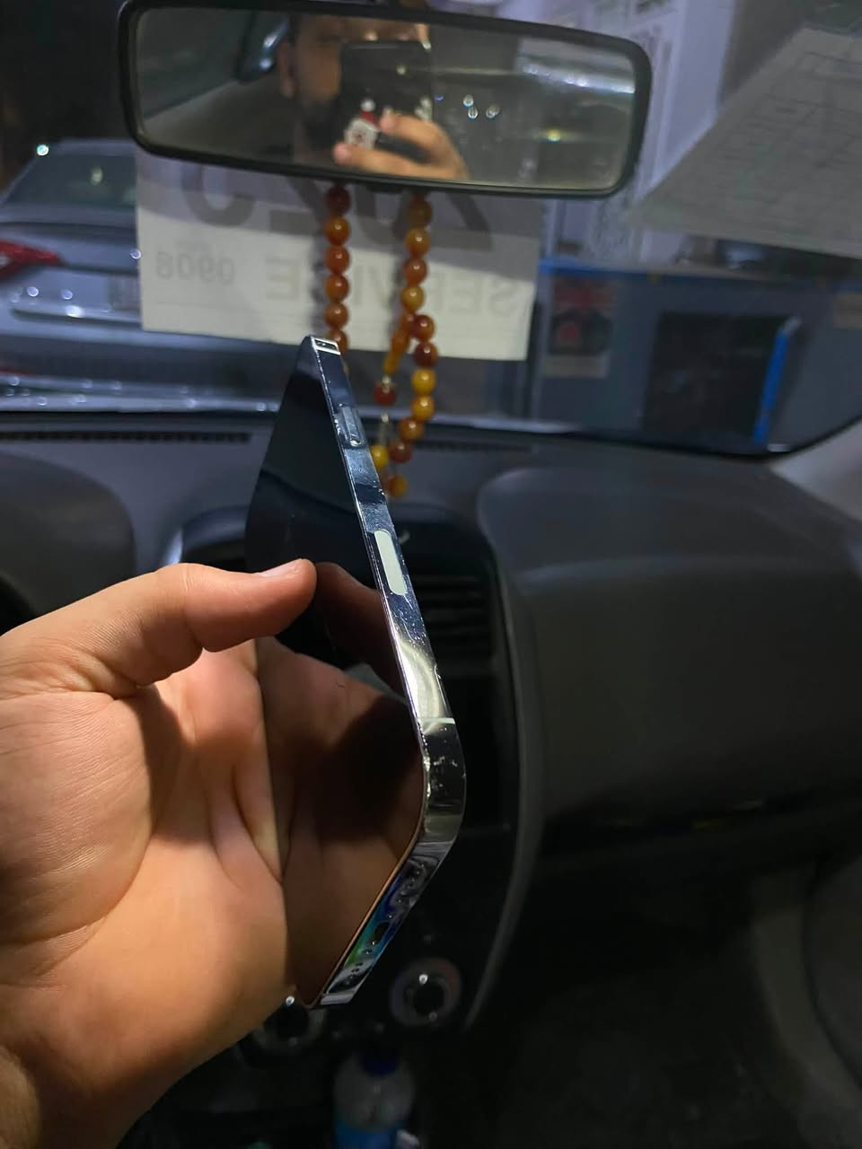السلام عليكم للبيع 
 ايفون 13 برو ماكس ذاكره 256 بطاريه 88 مامبدل بي شي لون ابيض يحتاجله تبديل حساس وتصليح الضهر ليزر سابقاً مكفول مكاني نجف السعر 500 وبي مجال
***********
