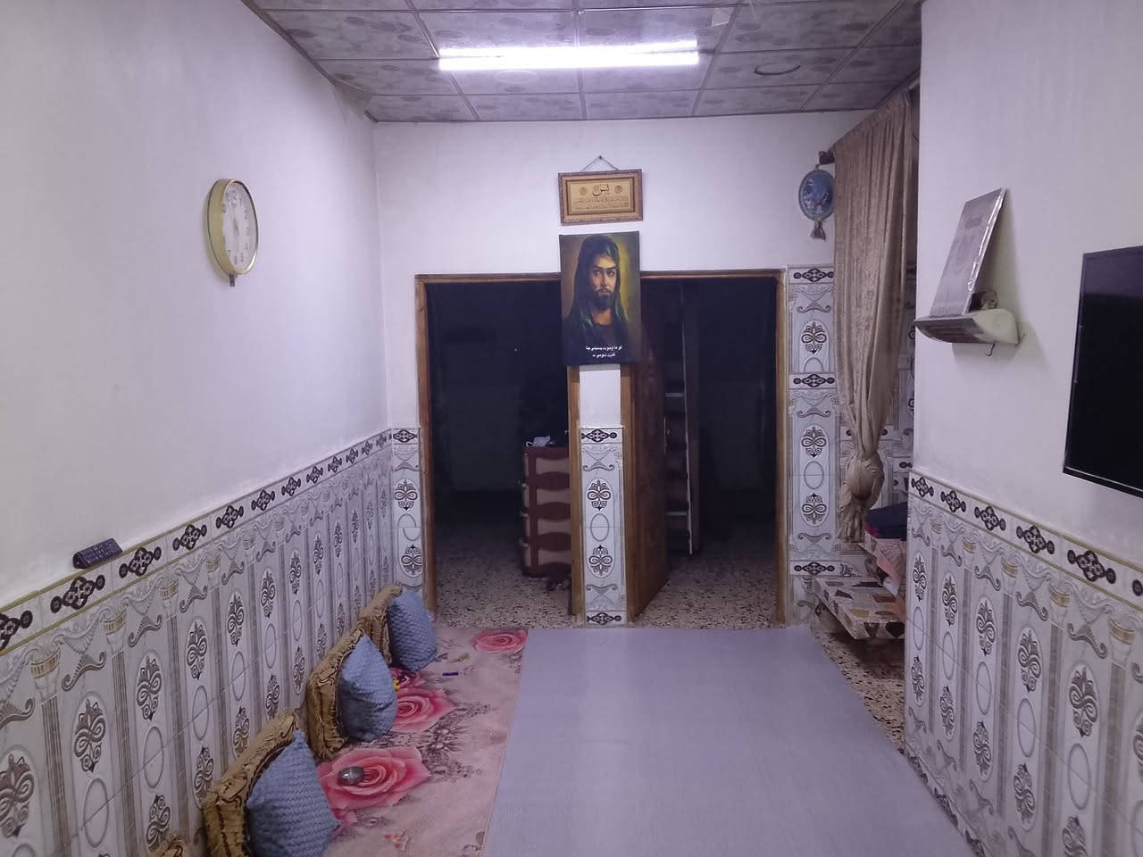 السلام عليكم 
بيت تجاوز للبيع البصره نواب الضباط مساحه البيت 150
يحتوي ع طارمه ومطبخ وصاله واستقبال وغرفتين 
السقف كونكريت 
الاستفسار ع الرقم 
***********
