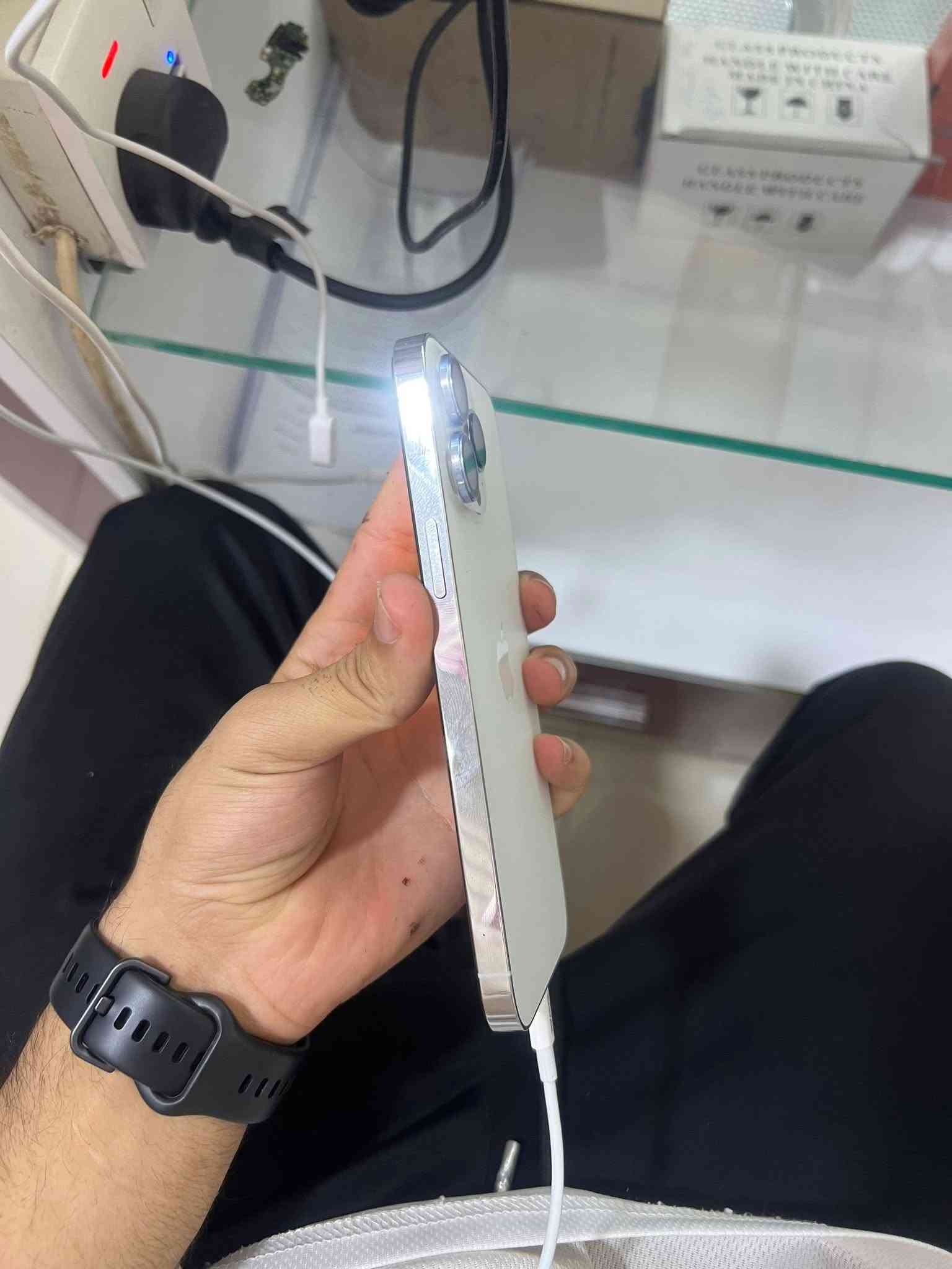 iphone 13 pro max ( للبيع )
لون ابيض 🤍

الذاكرة 256 ✅

مستبدل شاشة و بطارية 🔋

تك سيم ✅ 

السعر ٥٥٠ قفل 🔥

تفاصيل اكثر خاص 🔥

*********** 📞
