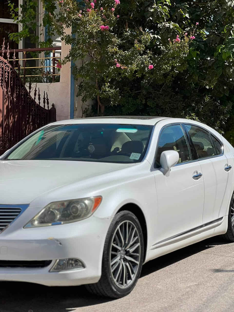 مۆدێل 2008 lexus هەرهەموو گیانی بەشەرت گێڕومەکینەو کامل کارەبایاتی و تەبریدو Abs هەموو شتێکی بەشەرت سەیارەکە ساغە و محەوەر نیییە ٤ پارچەی لەسەر ساغی بۆیاخە سەیارەکە کۆدە.     مواسەفات: دەبڵ زۆنە ٤ کوشنی ساردو گەرم سوکانو ئاوێنە کارەبای و هیتەرە ڕادارە Auto Holda کامێرایە ٣ مۆدی کوشن خەزەنی هەیە برێک بەسمەیە پەردەی جامی دواوە کارەباییە ناو زەردە کوشن Vip یە دەرگاو سنوقی سەحبە(شەفتە) یەکدینار مەسرەفی تیانە تەنها 230000ڕۆشتوە.                                                          سعرەکەی90$مەجال.                                                                ڕەقەم ***********
