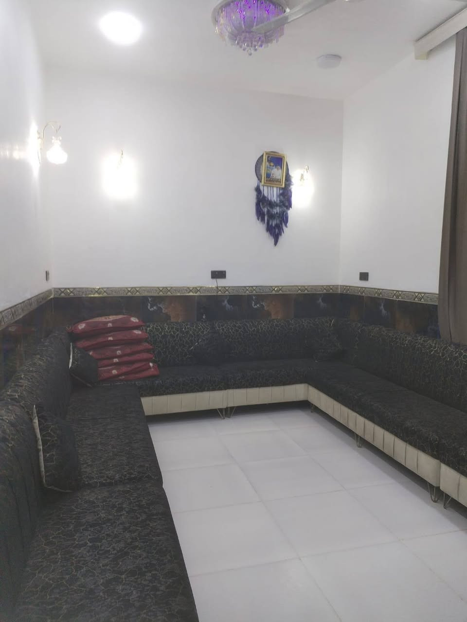 السلام عليك بيت بناء درجه اولى للبيع في علوه الفحل قرب شارع العام  50 متر مساحه البيت الكلي 210متر البناء 160متر يحتوي على غرفه وصاله واستقبال ومطبخ وتخاريج وساحه وحديقه ومخزن كبير كراج سياره خارجي للاستفسار ***********
السعر 65وبيه مجال
