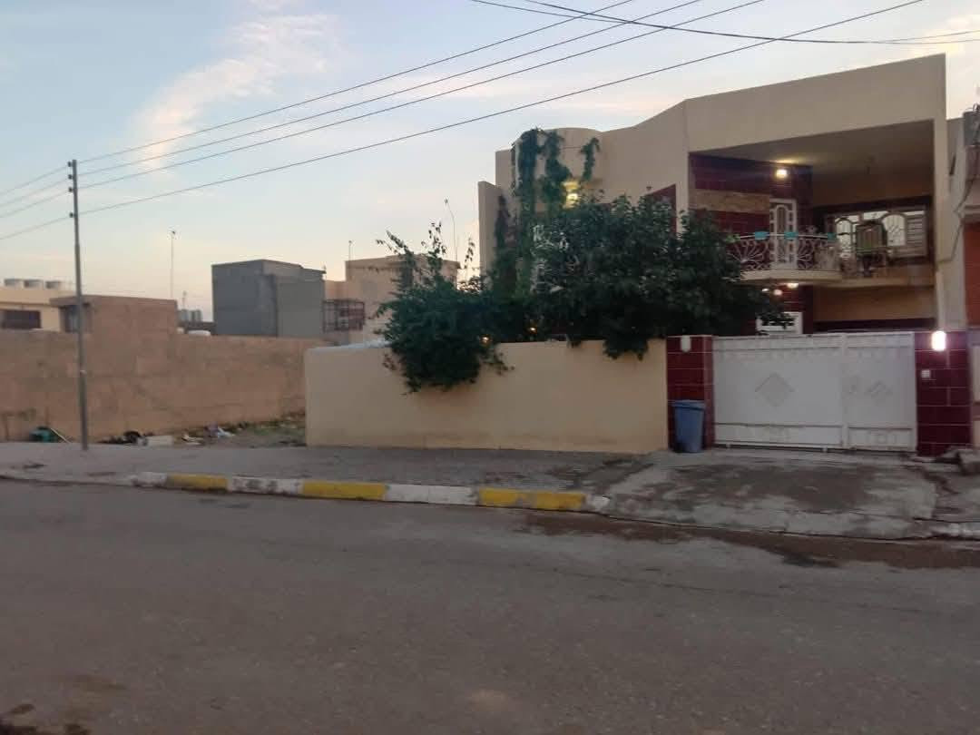 السلام عليكم بيت للبيع ٣٠٠م طابو طابقين البيت يتكون من مطبخ حار وبارد مع كاونتر تركي واستقبال جبير مع مغاسل للضيوف وهول داخلي والصاله مع مجمع درج ومغاسل وغرفة نوم وقاط ثاني نفس الجوه بس مابي مطبخ بس غرف نوم مع مغاسل والكيزر البيت نظام دكت نظيف كلش ميحتاج أي شي .....المكان ديالى خانقين خلف الملعب قرب مدرسة ازادي ...للاستفسار الاتصال على الرقم ***********
