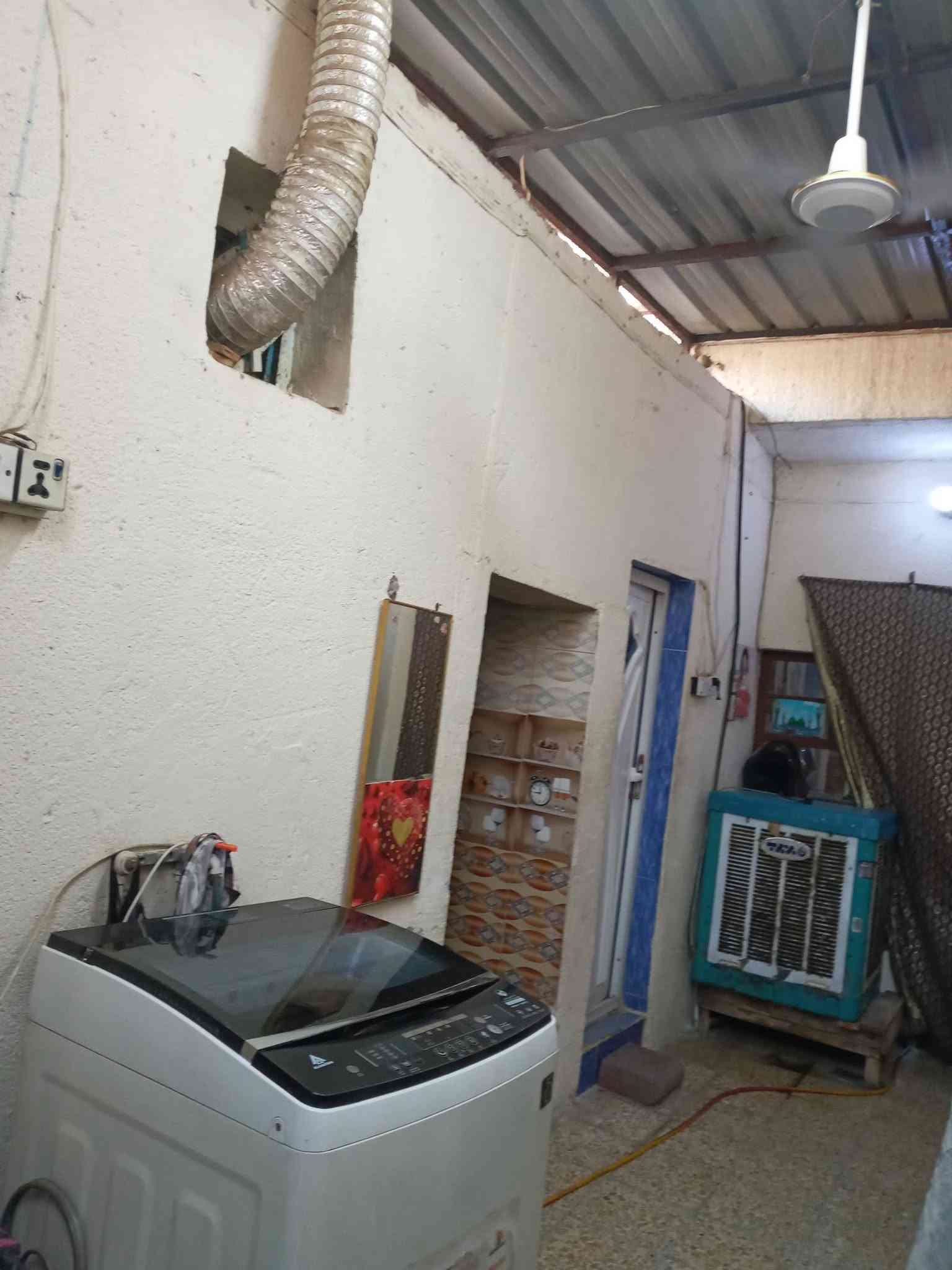 بيت للبيع طابو صرف 100 متر  شارع ابو سمير طابق ونص يحتوي على غرفتين واستقبال وحولي ومطبخ وحوش وصحيات
