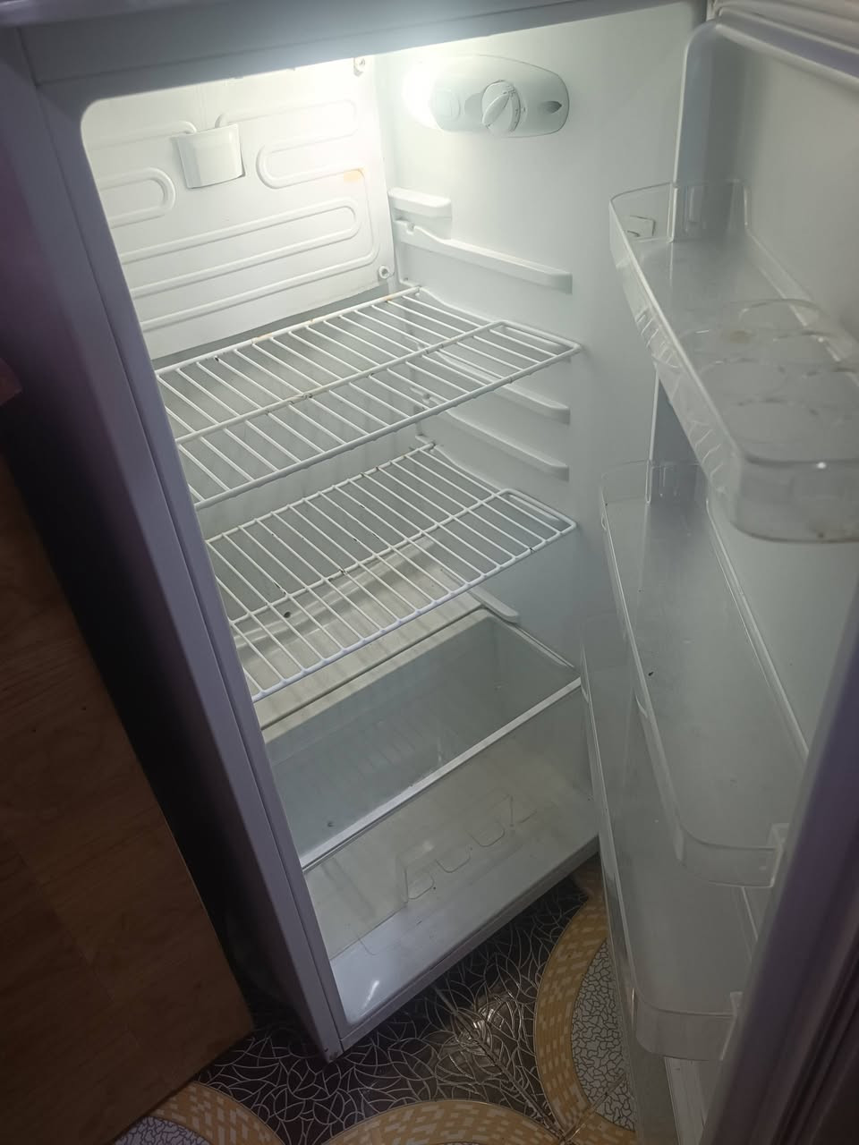 ثلاجه للبيع 175نضيفه مثل ما موضح بل صوره***********
