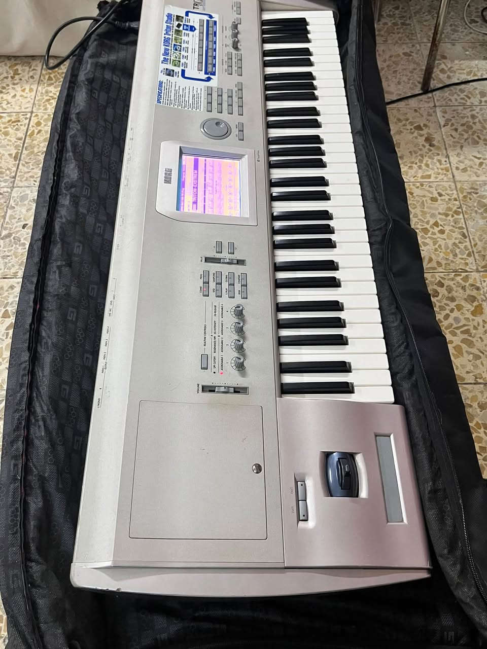 Korg triton studio 
مع رامات مع برنامج اصوات شعبي وكمانات
الجهاز نظيف جدا 
وتسب ***********
