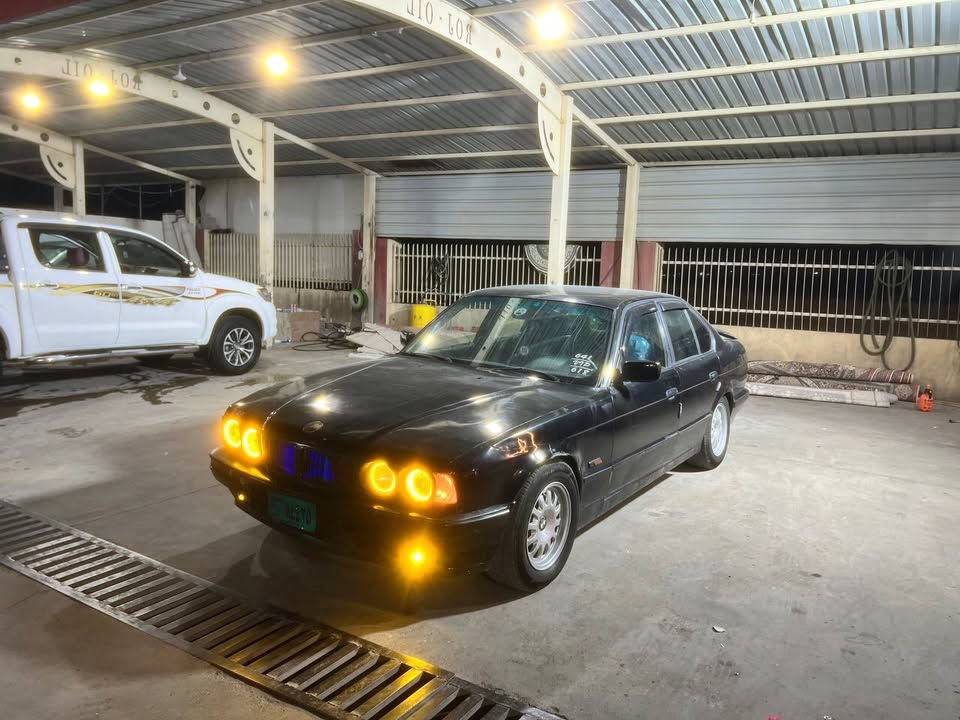 BMW 525i 
مودیل 1991
چوار جام کاەربا 
گێر عادی 
کوشن جلد
گێر و مەکینە بەشەرت 
مەکینە کەپس
وەکالەیە بەشەرتی وەکالە
سعری 33 وەرەقە. و مەجال
***********
