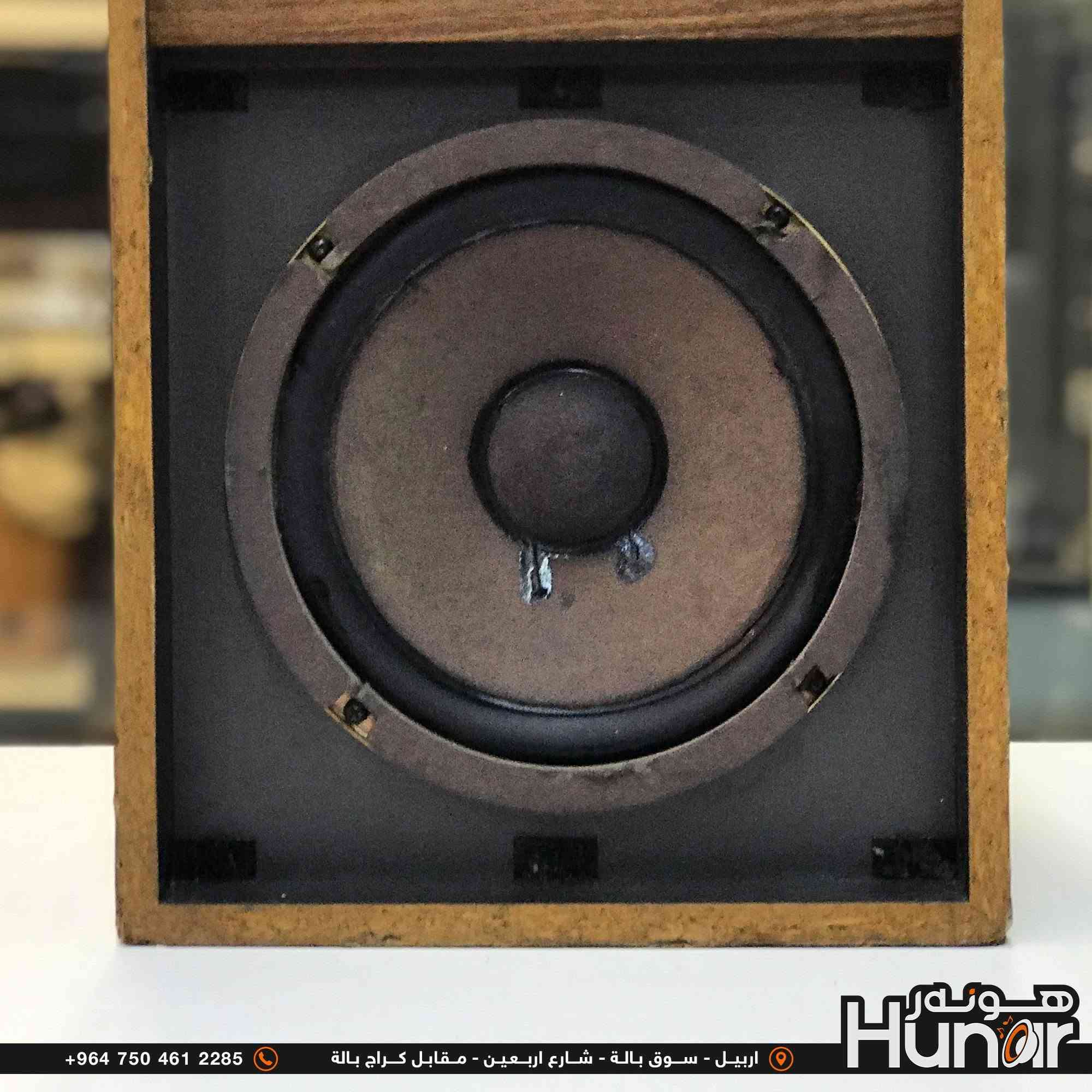 BOSE SPEAKER SYSTEM
تك السماعة من شركة بوز..القدرة والواطية (Wattage):

​سماعات Bose 301 الكلاسيكية (الجيل الأول) صُممت لتعمل مع مضخمات صوت (Amps/Receivers) بقدرة تتراوح عادةً بين 10 إلى 75 واط للكل قناة (RMS) عند مقاومة 8 أوم. 

إليك التفاصيل الكاملة لهذه السماعة بناءً على الملصق الموضح في الصورة الأخيرة والصورة السابقة:

​العلامة التجارية: Bose (بوز)

​الموديل: Bose 301 Series I (Direct/Reflecting Speaker)

​سنة الإنتاج/الحقوق: 1975, 1977

​بلد الصنع: الولايات المتحدة الأمريكية (MADE IN U.S.A)

​المقاومة (Impedance): 8 أوم (8 OHMS)

​الرقم التسلسلي (SER. NO.): 1049547

​الجهة: السماعة اليمنى (PART 2 - RIGHT)

​المادة الخارجية: فينيل بنقشة خشب الجوز 
هذه هي تفاصيل الحجم والأبعاد الموضحة في الصورة للسماعة: Walnut Grained Vinyl Venee

​الارتفاع: 43 سم

​العرض: 26 سم

​العمق: 23 سم

​تتميز هذه السماعة بالتصميم الكلاسيكي الخشبي وتضم محركين (مكبر للصوت في الأسفل مع سماعة ترددات عالية/متوسطة موجهة بزاوية في الأعلى).  

( کوردی • عربي )

🟢توصيل موجود الي جميع المحافضات
🟡گەياندن هەیە بۆ هەموو شوێنێک

🟠مــعـرض هــونـەر
🔸للـصوتــیات(امبلیفایر• سماعة• رادیو• انتیك• مایكروفون)
🔸عــنـوان• اربیل سوق بالة • شارع اربعین
🔸مـوبایـل• ***********
                   ***********

🔵پـێـشانـگای هــونـەر
🔹بۆ ئامێری دەنگی و کارەبایی(ئیمپلیفایر• سەماعە• ڕادیۆ• مایکرۆفۆن)
🔹ناونیـشان• هەولیر • بازاری لەنگەی ٤۰م
🔹مـــۆبـایـل• 
***********
***********

•••••••••••••••••••••••••••••••••••••••••••••••••••
#iraq #kurdistan #duhok #zaxo #hawler #karbala #slemani #erbil #baghdad #kurd #kurdish #akre  #karkuk #kuwait #najaf
#amplifier #audio #subwoofer #sound #music #audiophile #bass #stereo #amplifiers #speaker #soundsystem #speakers
#اربيل #العراق #بغداد

نص مكتوب في الصور:
- 43cm 23cm 26cm +964 750 461 2285 اربيل - سوق بالة - شارع اربعين - مقابل كراج بالة Hunar
- +964 750 461 2285 اربيل - سوق بالة - شارع اربعين - مقابل كراج بالة هو نار Hunar
- +964 750 461 2285 اربيل - سوق بالة - شارع اربعين - مقابل كراج بالة Hunor
- +964 750 461 2285 اربيل - سوق بالة - شارع اربعين - مقابل كراج بالة Húnot
- +964 750 461 2285 اربيل - سوق بالة - شارع اربعين - مقابل كراج بالة Hunar هونه ر
- +964 750 461 2285 اربيل - سوق بالة - شارع اربعين - مقابل كراج بالة هوينر Hunar
- هونر Hunar +964 750 461 2285 اربيل - سوق بالة - شارع اربعين - مقابل كراج بالة