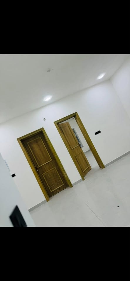 سلام عليكم شقه للإيجار طابق ثاني بناء حديث ٢٠٢٦ مكون من مطبخ + صاله + كلدور + غرفه نوم + صحيات 
منطقه سكنيه هادئه جداً  سعر الايجار ٣٠٠ 
بكرلي _شارع ٢٠ للتواصل ‭***********‬
