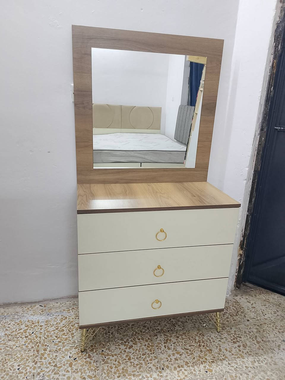 غرفه شبابيه • نضيفه • موصل