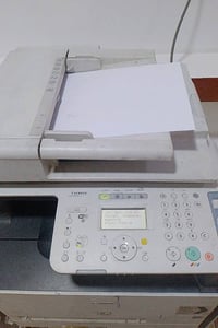 طابعه كانون اللبيع (Color Laser Multi-Function Printer). تعتمد على تقن...