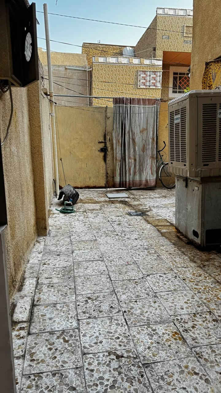 اللهم صل على محمد وآل محمد 
بيت للبيع حي القدس خلف حي الأنصار مساحته ١٢٥ متر غرفتين السعر مراسله صاحب ألبيت 
***********

