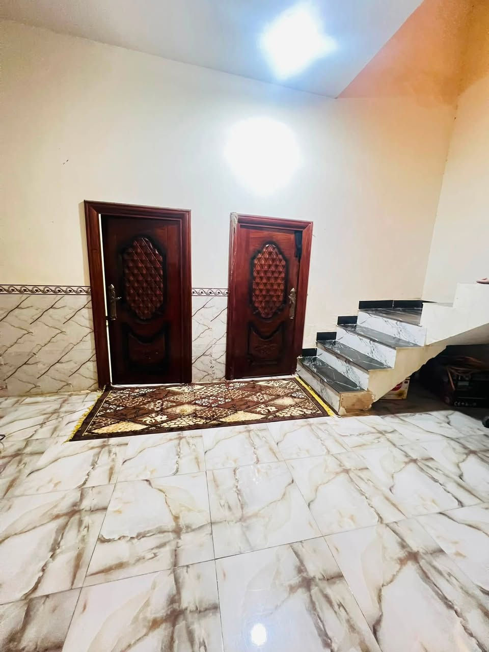 السلام عليكم
بيت للبيع المساحه ٢٠٠ متر 
الناصرية 📍ال ابو عضم يم عمود ١٥ قريب ع شارع العام 
قرب مدرسه نهر الفرات 
تبليط وماء ومجاري 
وكافه الخدمات 
السعر ١١٠
الاستفسار ع رقم  ***********
البيت يتكون من غرفتين +صاله +ديوانيه + صحيات + مطبخ ومناور عدد ٢
وطابق الثاني ناقص بس سكف
