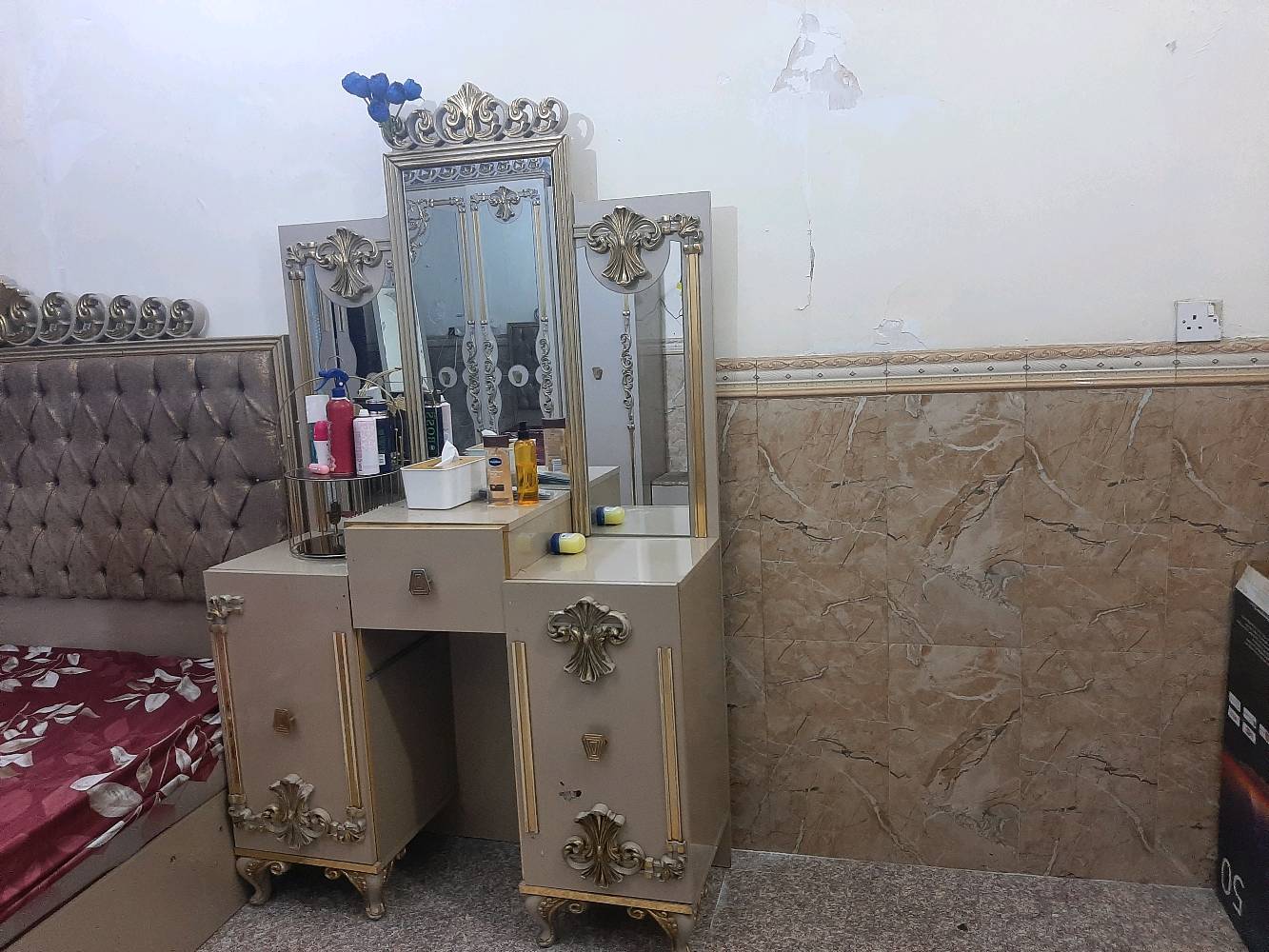 غرف نوم 
تخم قنوات 
 بغداد البلديات
السعر ٦٠٠
بيها مجال
ممكن تذكر شكد عدد القطع بالضبط ضمن الغرفة؟ وهل السعر يشمل كلشي الظاهر بالصور لو بس قطع محددة؟: 
٨قطع
شنو حالة الغرفة حالياً من ناحية الاستعمال؟ بيها خدوش، كسر، أو أي نواقص بالدواليب/المرآة/الكنب؟: 
مستعملة بها اضرار
تريد تحدد لنا آخر سعر ممكن، وهل أكو مجال للتوصيل أو الاستلام من بغداد البلديات فقط؟: 
بيها مجال لا يوجد توصيل