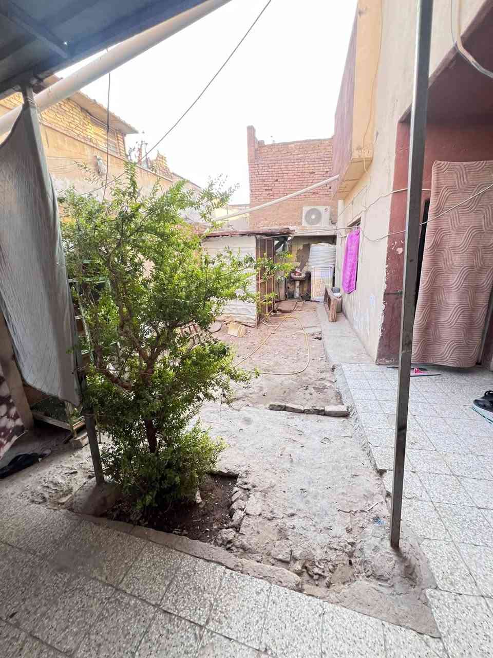 دار للبيع في منطقة الجامعين قريب على الشارع العام مساحة ١٨٠ متر بناء قديم بأسمي الاستفسار ***********
